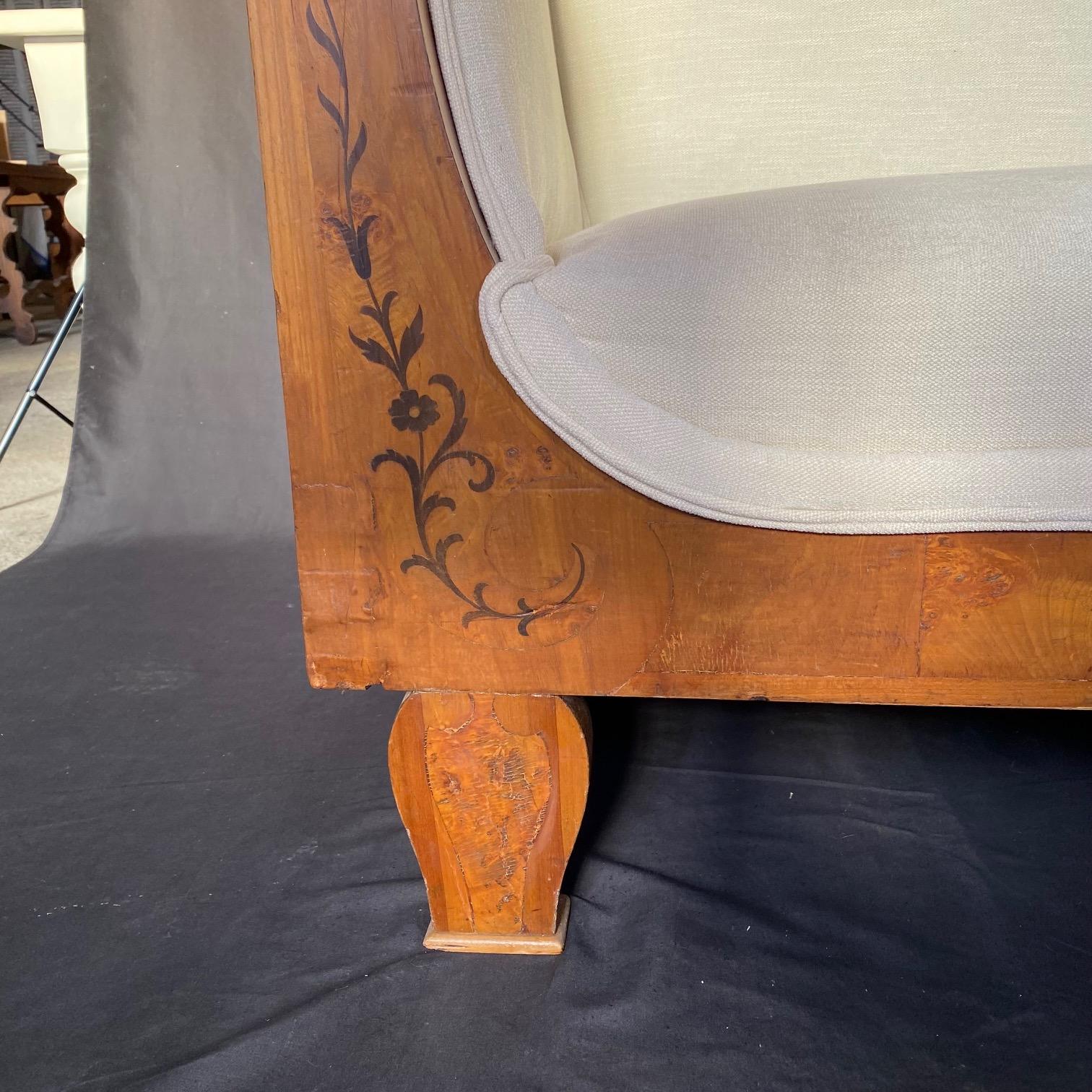 Canapé ancien français néoclassique de style Biedermeier en marqueterie de noyer ronceux en vente 5
