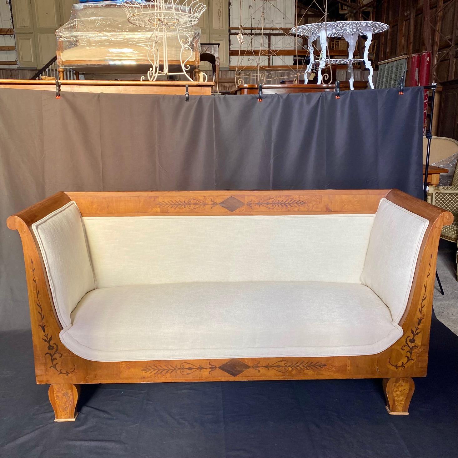 Français Canapé ancien français néoclassique de style Biedermeier en marqueterie de noyer ronceux en vente