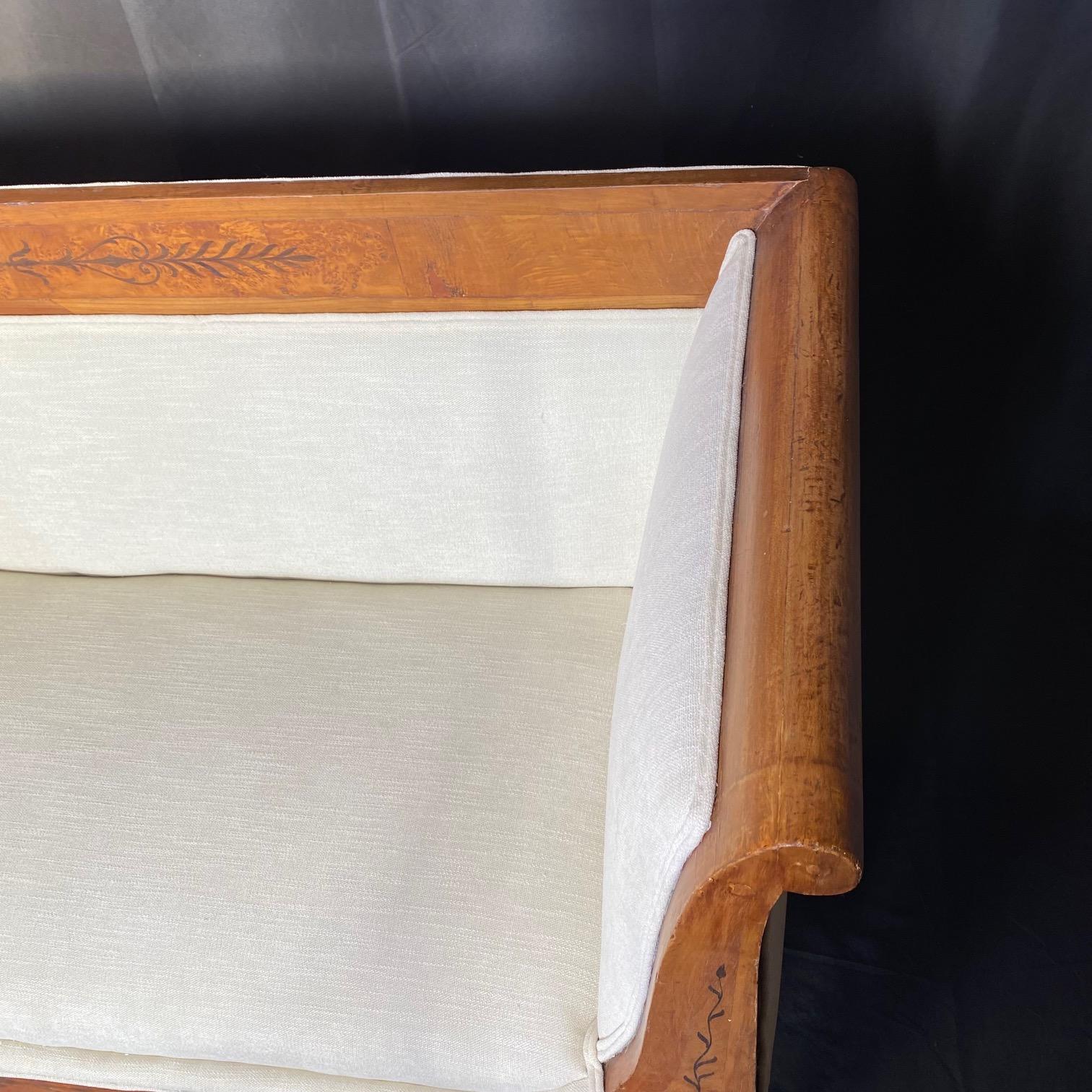 Incrusté Canapé ancien français néoclassique de style Biedermeier en marqueterie de noyer ronceux en vente