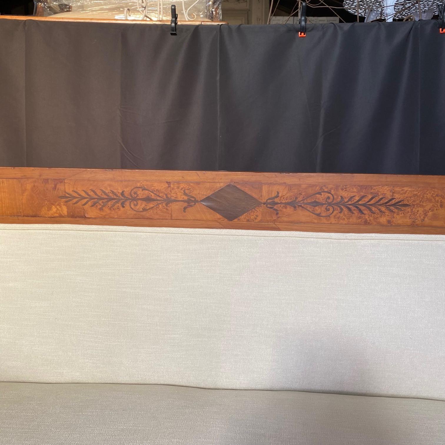 XIXe siècle Canapé ancien français néoclassique de style Biedermeier en marqueterie de noyer ronceux en vente