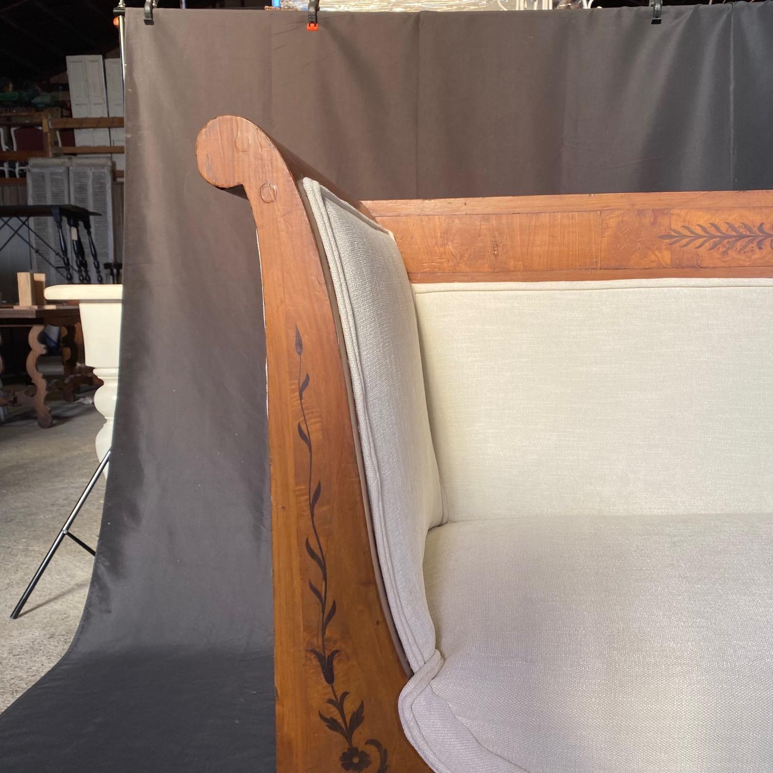 Tissu d'ameublement Canapé ancien français néoclassique de style Biedermeier en marqueterie de noyer ronceux en vente
