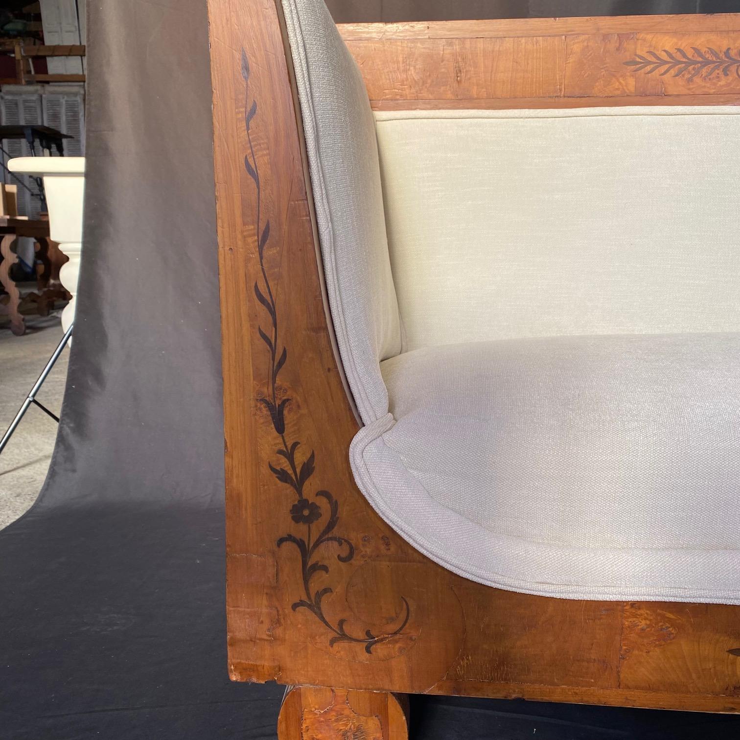 Canapé ancien français néoclassique de style Biedermeier en marqueterie de noyer ronceux en vente 1