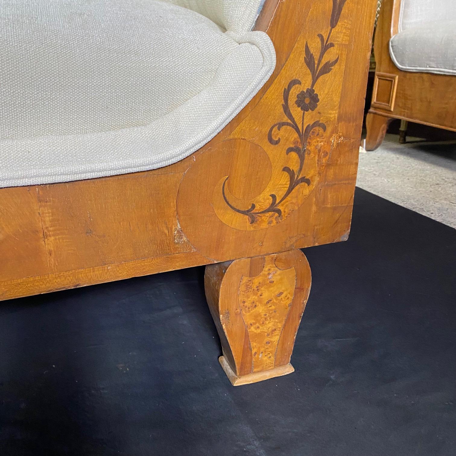 Canapé ancien français néoclassique de style Biedermeier en marqueterie de noyer ronceux en vente 2