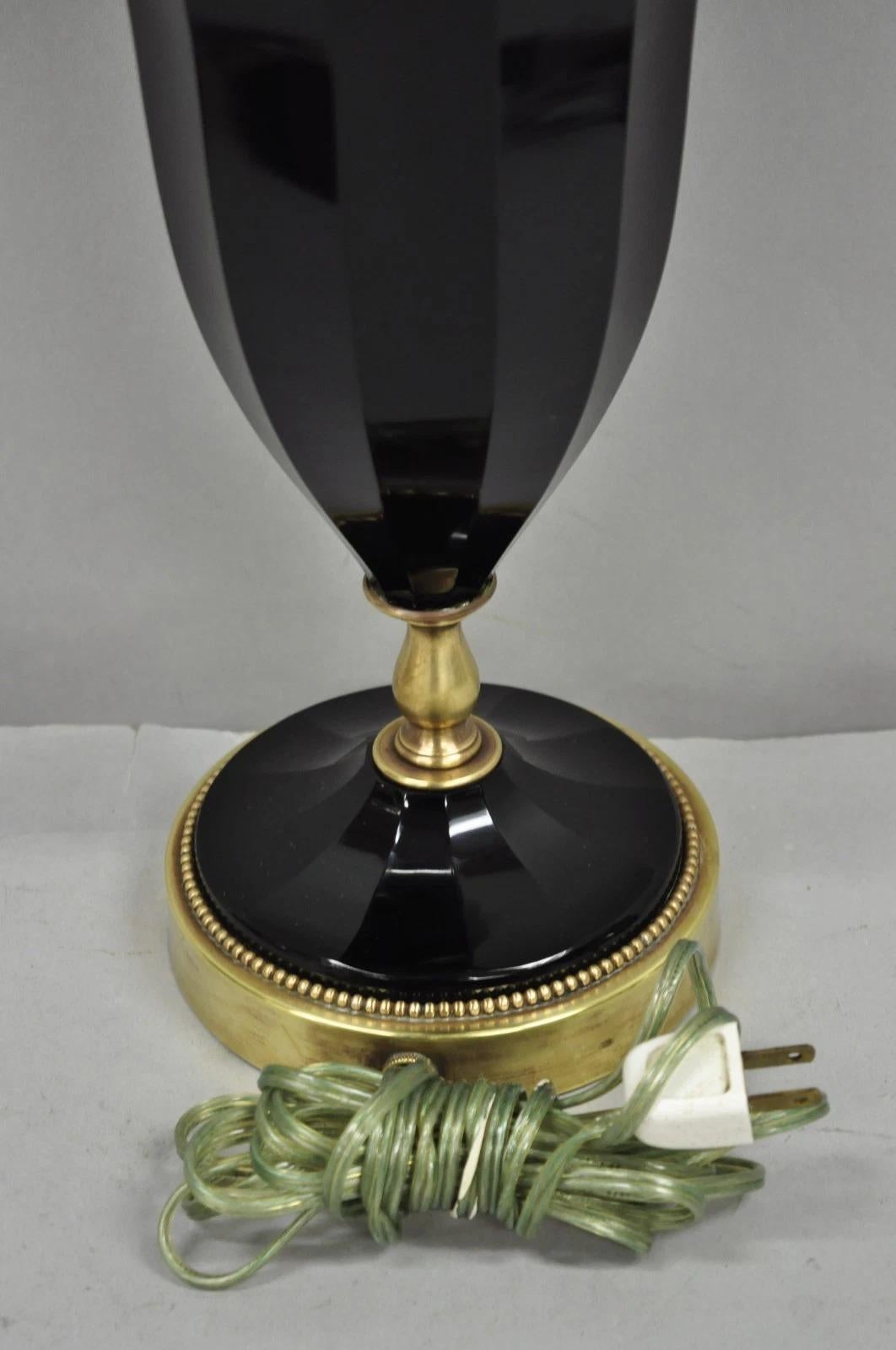 Antique French Neoclassical Lámpara de mesa de latón con urna de cristal de oplaleno facetado negro en venta 3