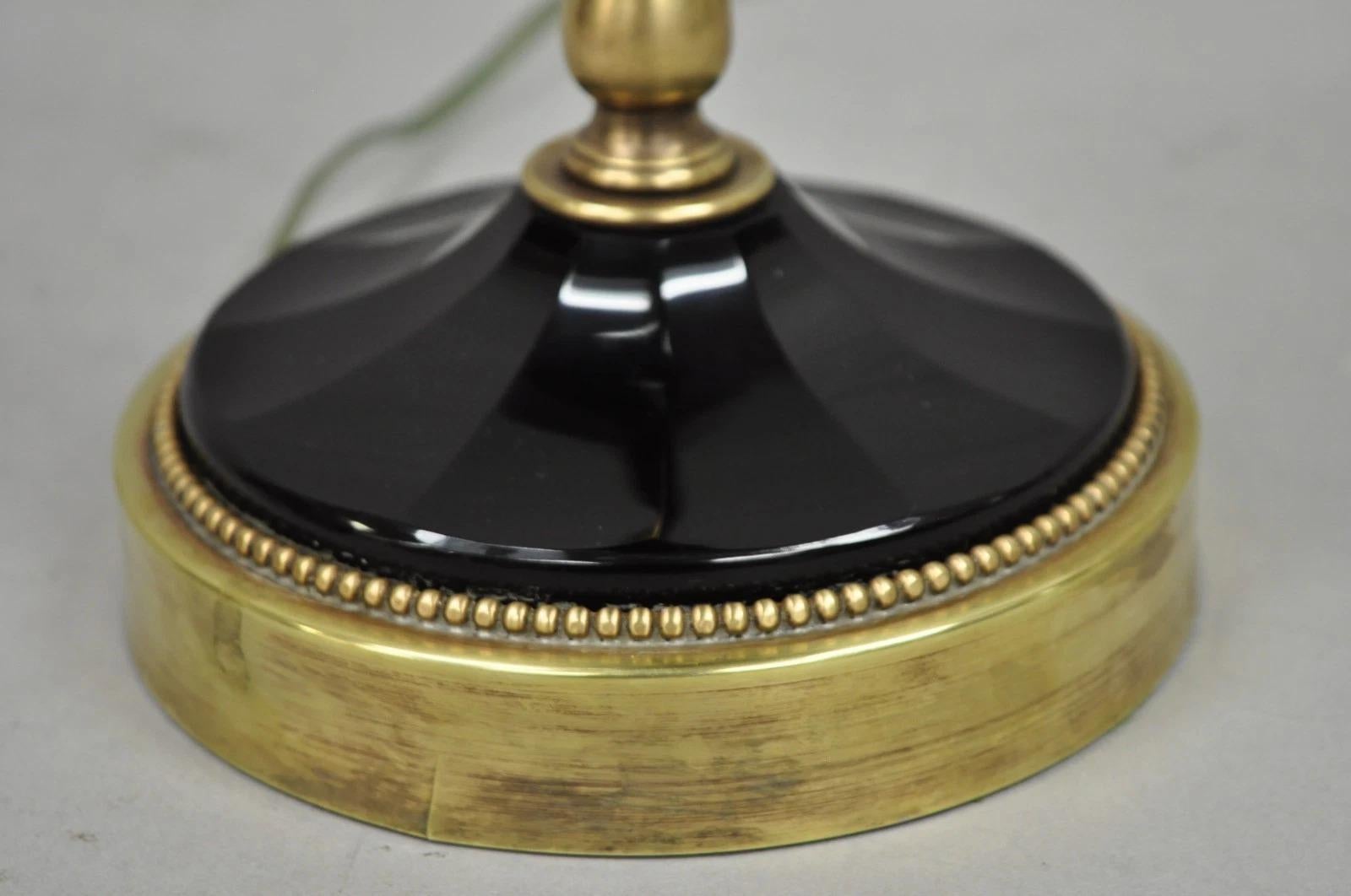 Antique French Neoclassical Lámpara de mesa de latón con urna de cristal de oplaleno facetado negro en venta 4