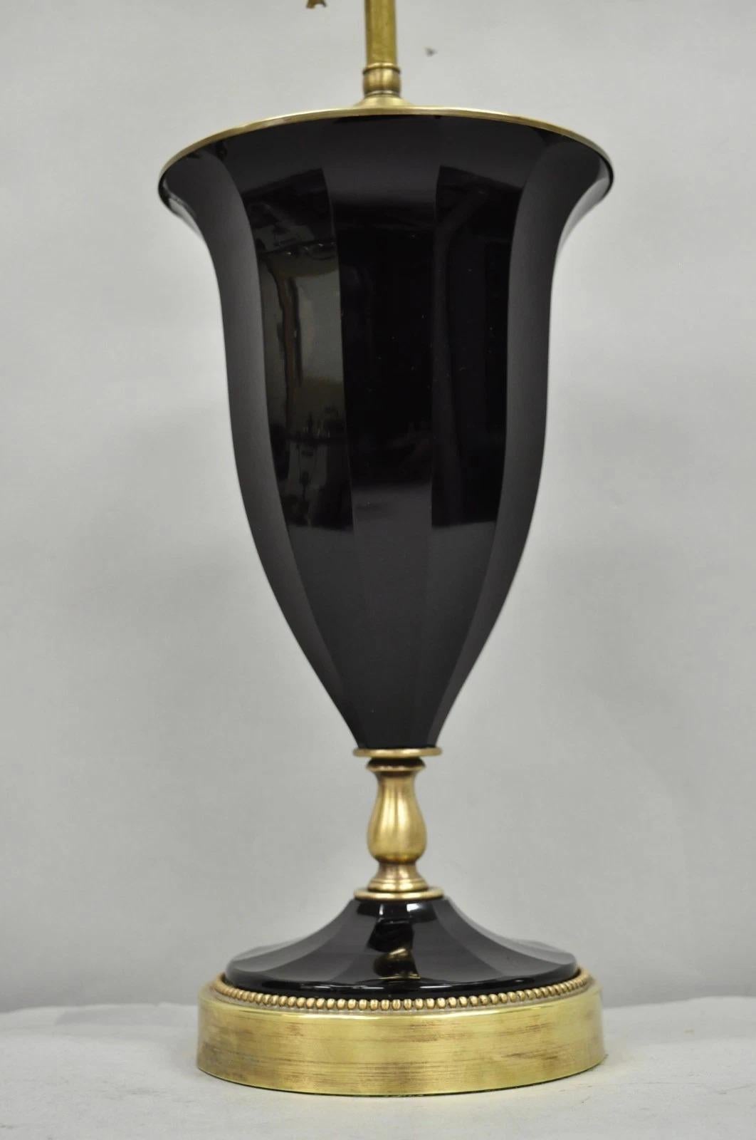 Antique French Neoclassical Lámpara de mesa de latón con urna de cristal de oplaleno facetado negro en venta 5