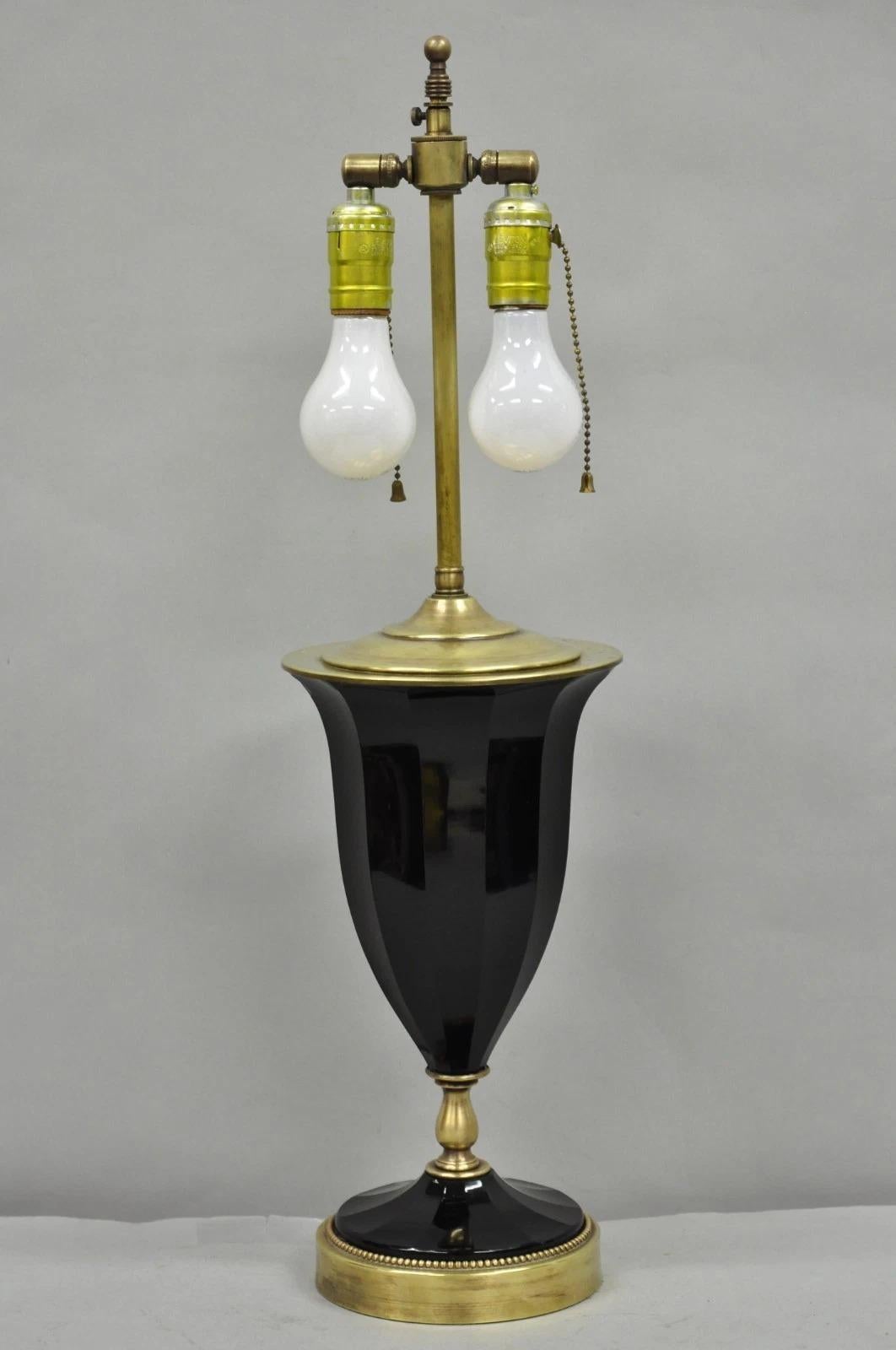 Antique French Neoclassical Lámpara de mesa de latón con urna de cristal de oplaleno facetado negro en venta 6