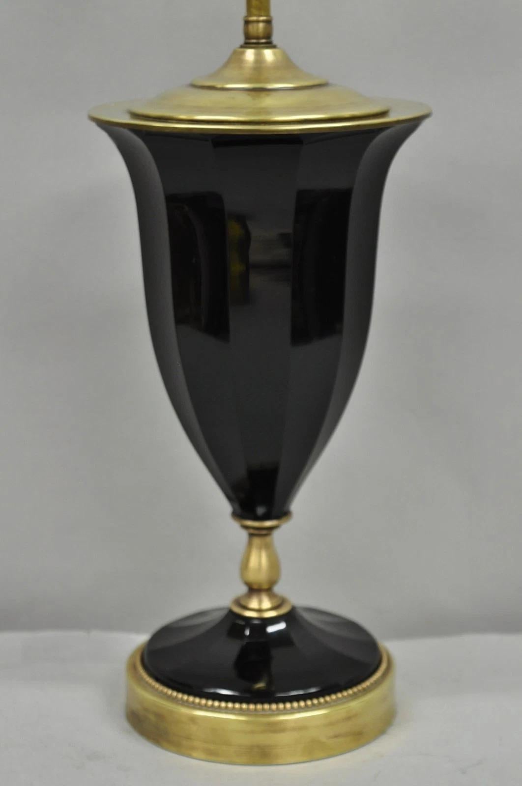 Antique French Neoclassical Urna de cristal de oplaleno facetado negro Lámpara de sobremesa montada en latón. Principios del siglo XX. Medidas: 27