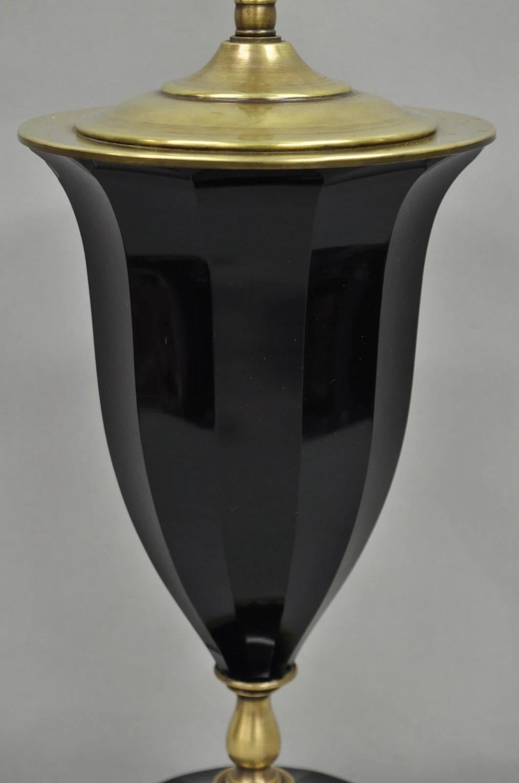 Antique French Neoclassical Lámpara de mesa de latón con urna de cristal de oplaleno facetado negro Neoclásico en venta
