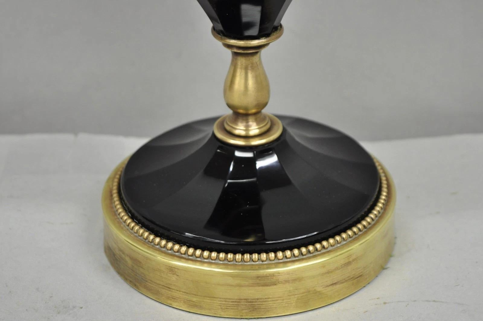 Antique French Neoclassical Lámpara de mesa de latón con urna de cristal de oplaleno facetado negro Desconocido en venta