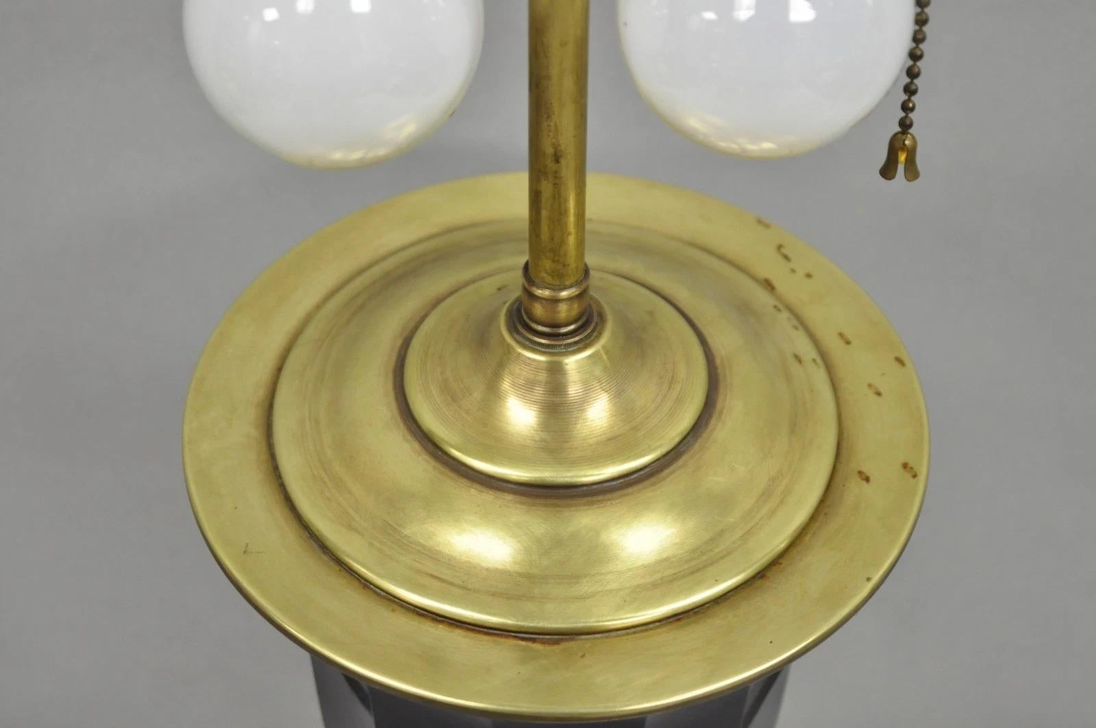 Antique French Neoclassical Lámpara de mesa de latón con urna de cristal de oplaleno facetado negro siglo XX en venta