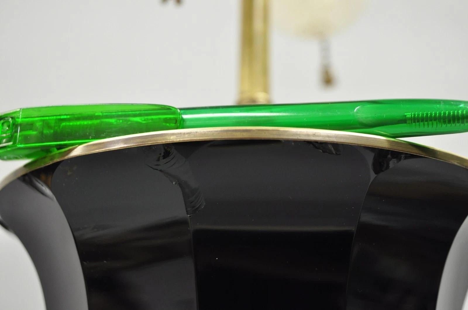 Antique French Neoclassical Lámpara de mesa de latón con urna de cristal de oplaleno facetado negro en venta 1
