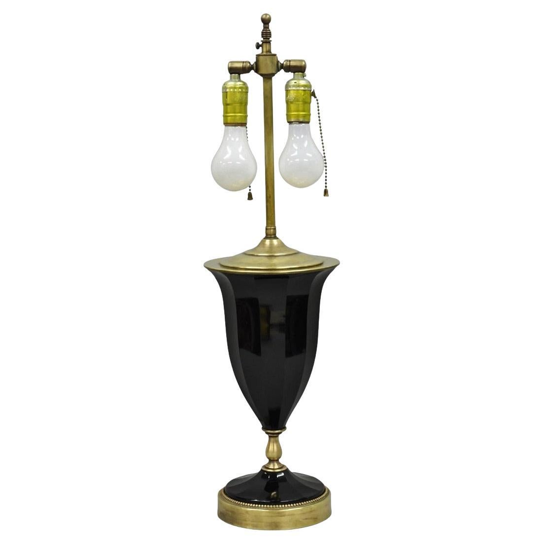 Antique French Neoclassical Lámpara de mesa de latón con urna de cristal de oplaleno facetado negro en venta