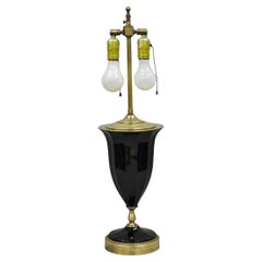Antique French Neoclassical Lámpara de mesa de latón con urna de cristal de oplaleno facetado negro