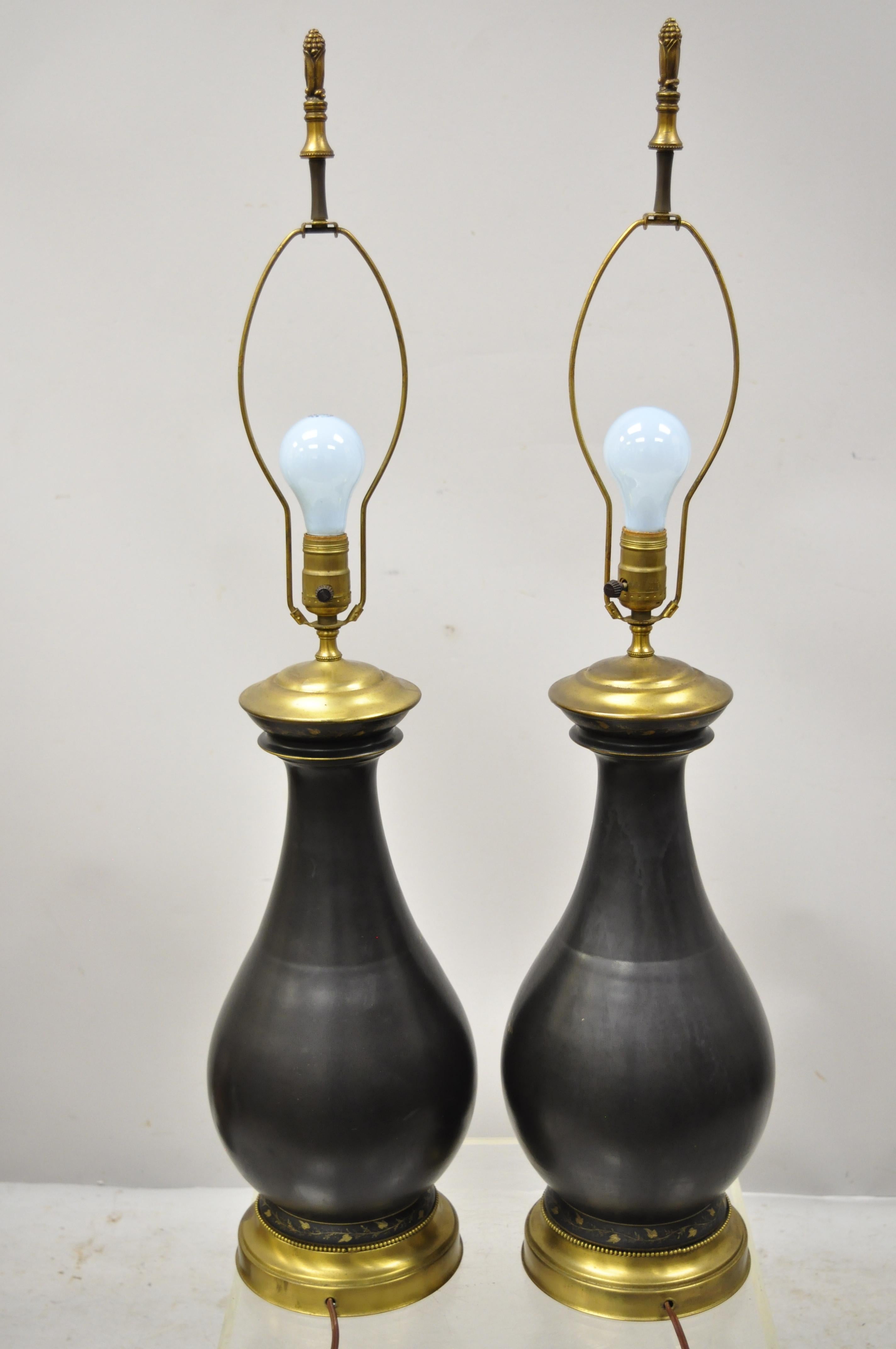 Paire de lampes de bureau bulbeuses classiques néoclassiques françaises anciennes en porcelaine noire en vente 3
