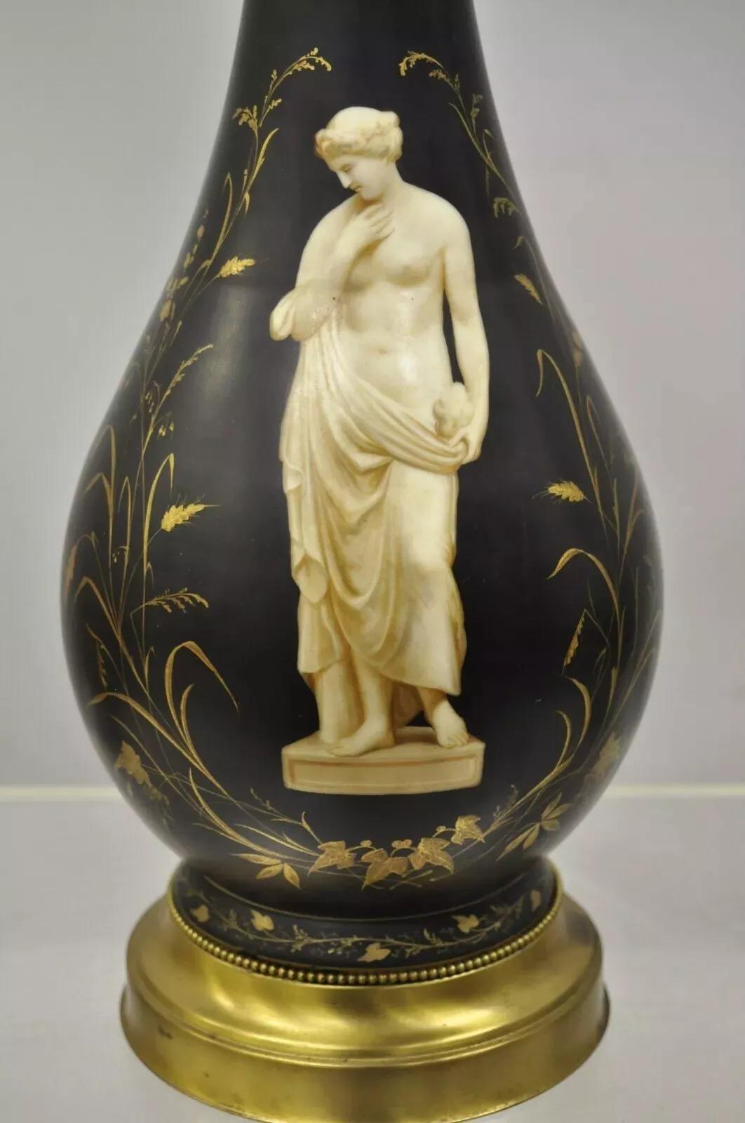 Néoclassique Paire de lampes de bureau bulbeuses classiques néoclassiques françaises anciennes en porcelaine noire en vente
