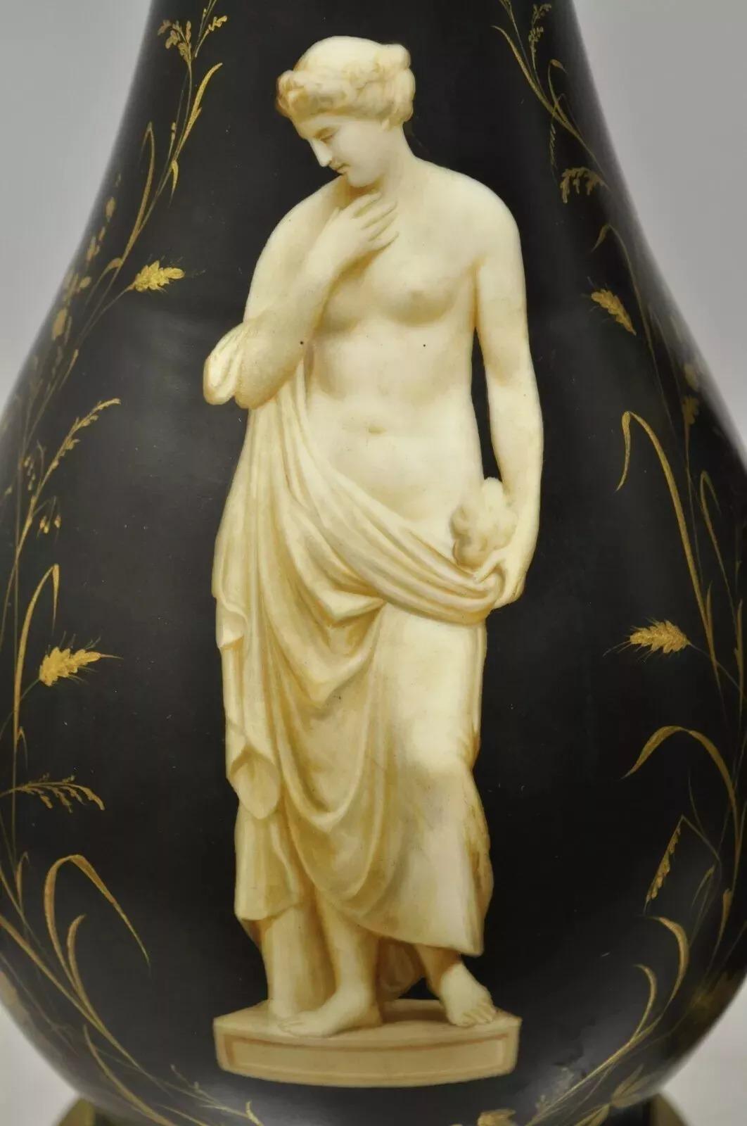 Inconnu Paire de lampes de bureau bulbeuses classiques néoclassiques françaises anciennes en porcelaine noire en vente