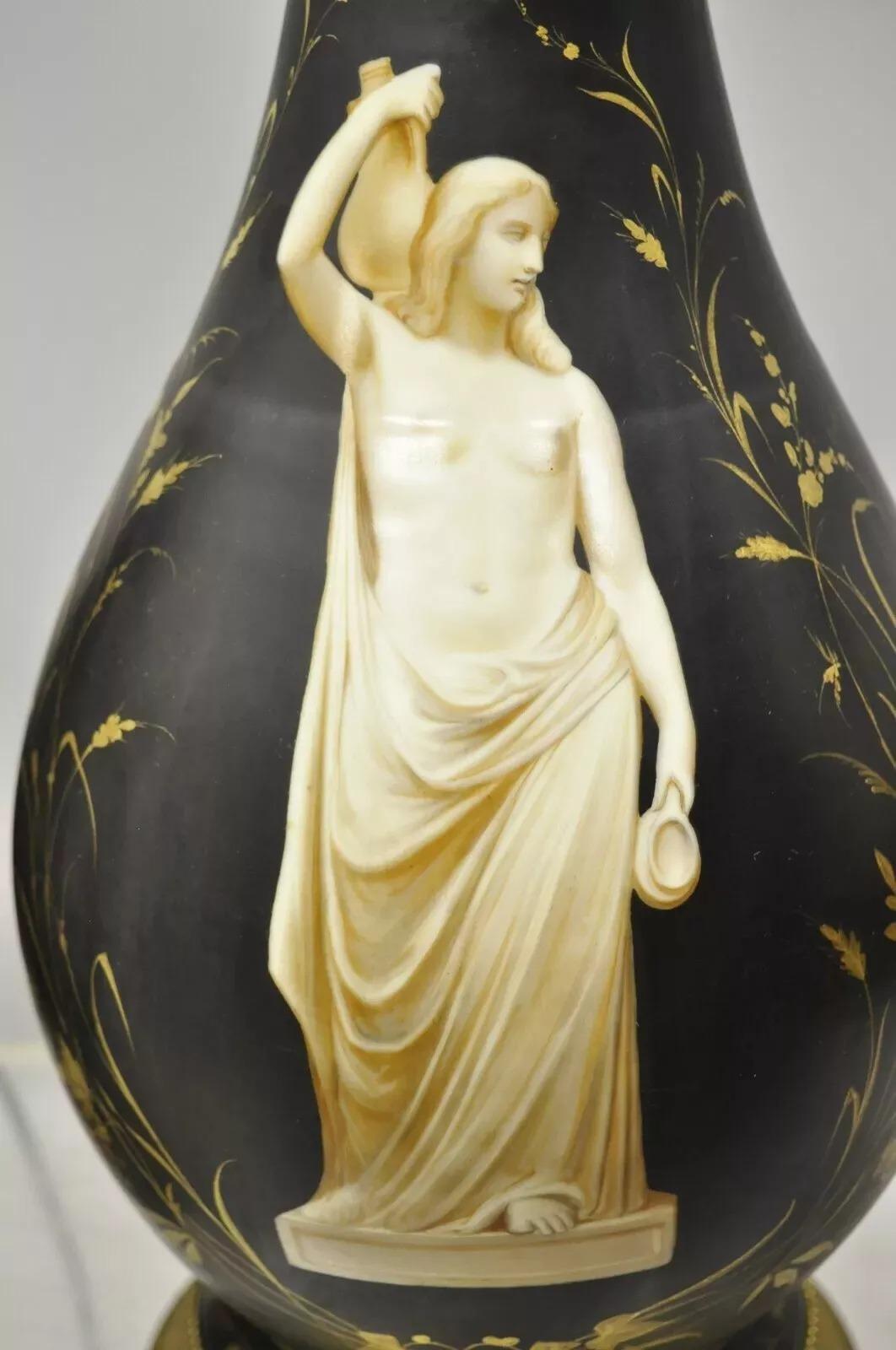 20ième siècle Paire de lampes de bureau bulbeuses classiques néoclassiques françaises anciennes en porcelaine noire en vente