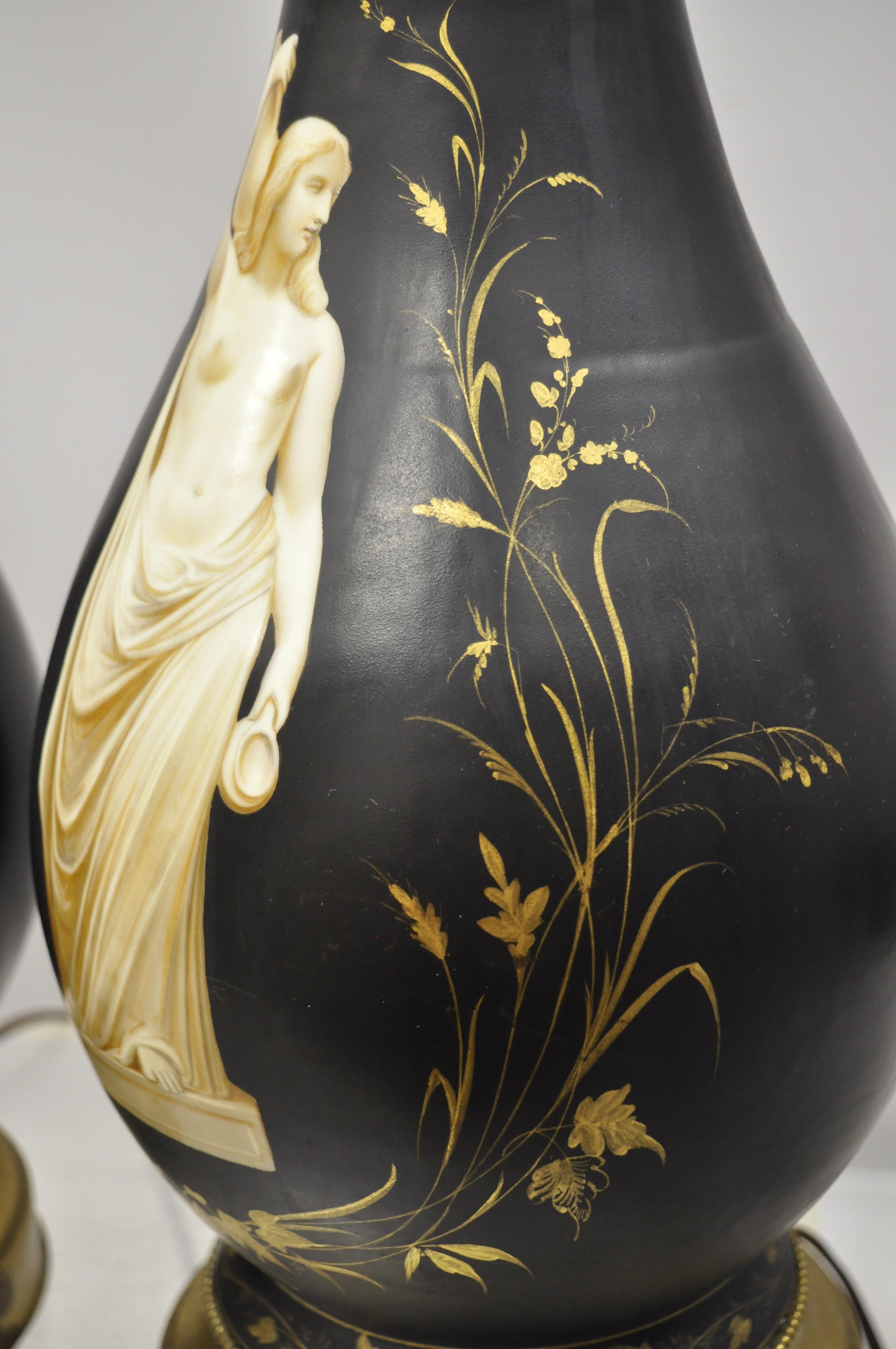Laiton Paire de lampes de bureau bulbeuses classiques néoclassiques françaises anciennes en porcelaine noire en vente