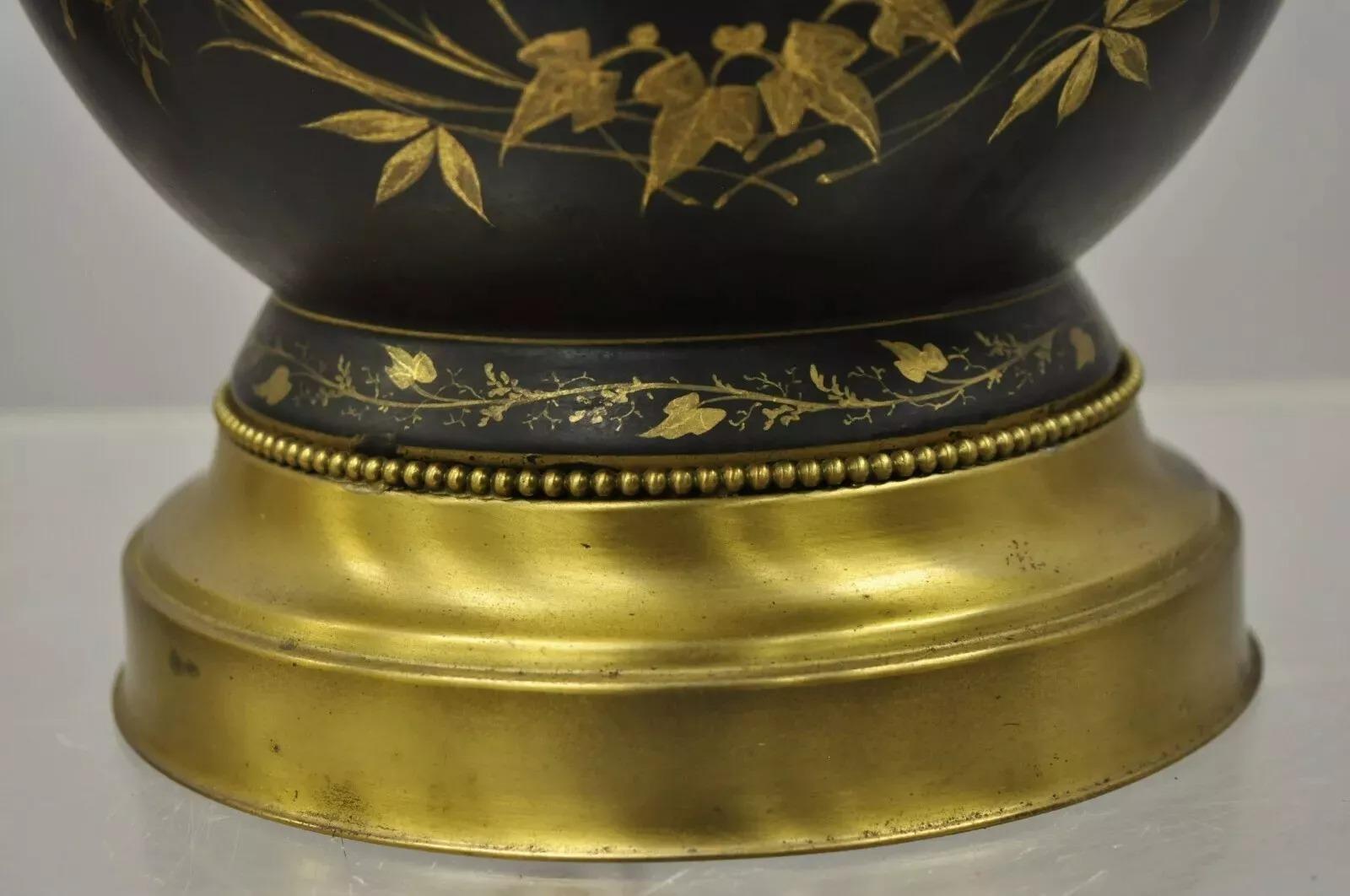 Paire de lampes de bureau bulbeuses classiques néoclassiques françaises anciennes en porcelaine noire en vente 1