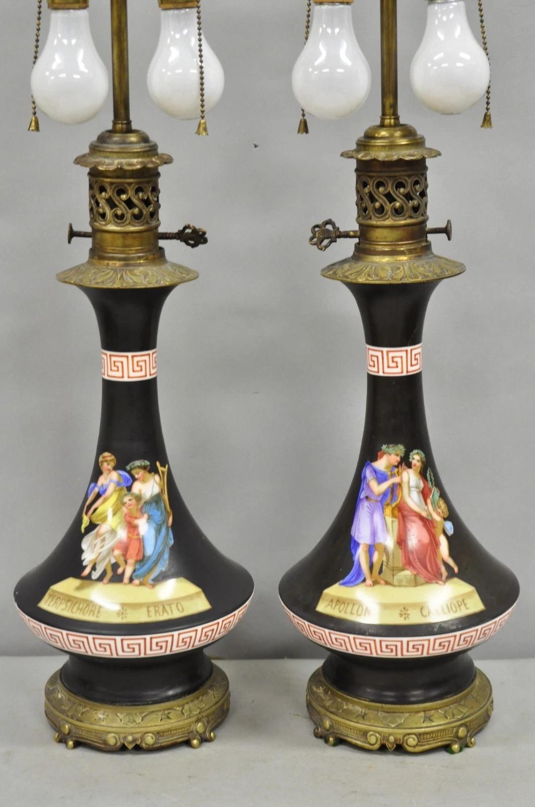 Impresionante Lámpara de Mesa de Porcelana Negra de Estilo Neoclásico Antique French Montada en Bronce y Pintada a Mano con Llave Griega y Escenas en la Parte Delantera y Trasera de Cada Lámpara - Pareja. Principios del siglo XX. Medidas: 30