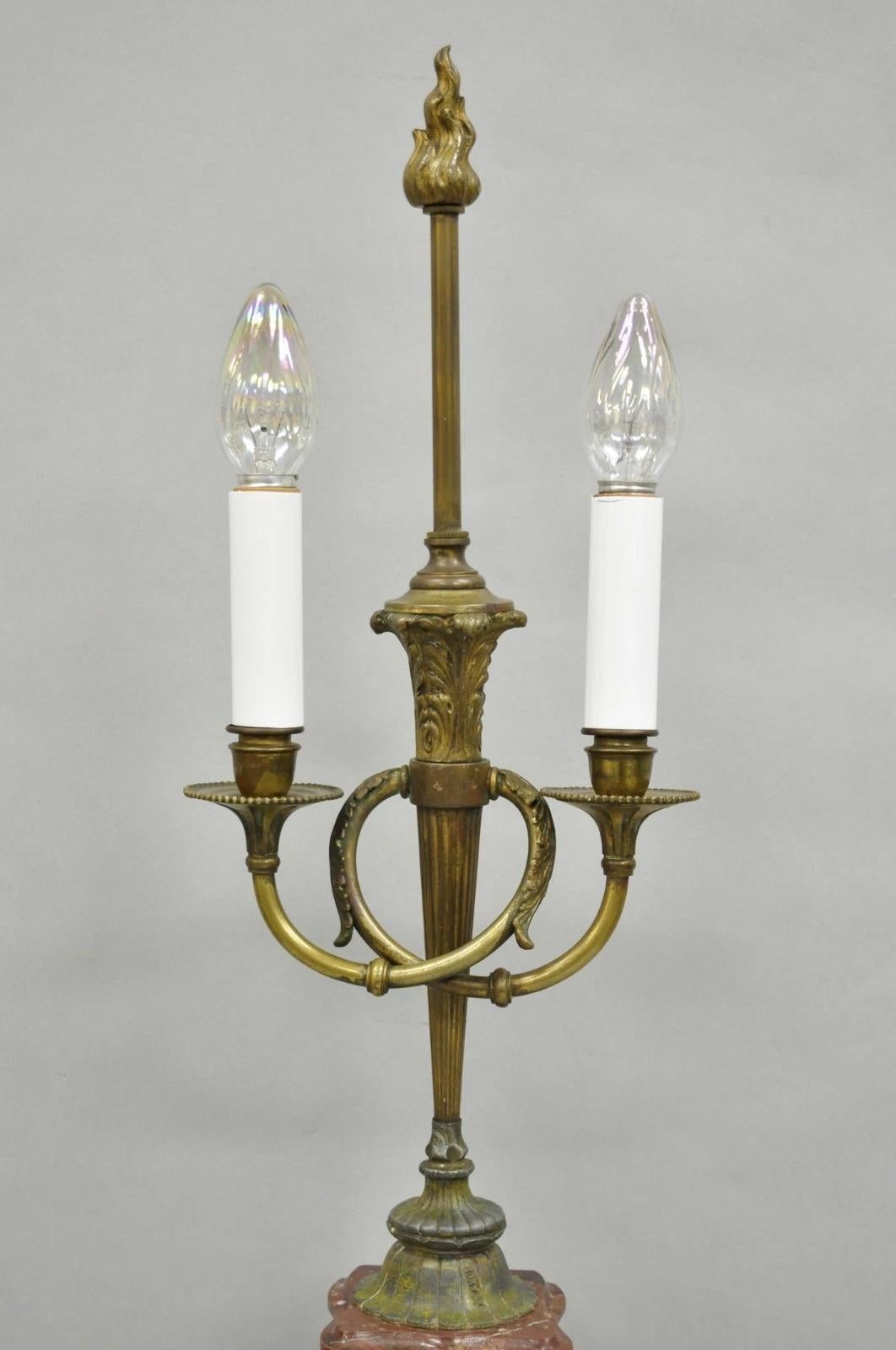 Antique French Neoclassical Bronze Fackel & Trompete Arm Marmor Basis Tischlampe (Neoklassisch) im Angebot