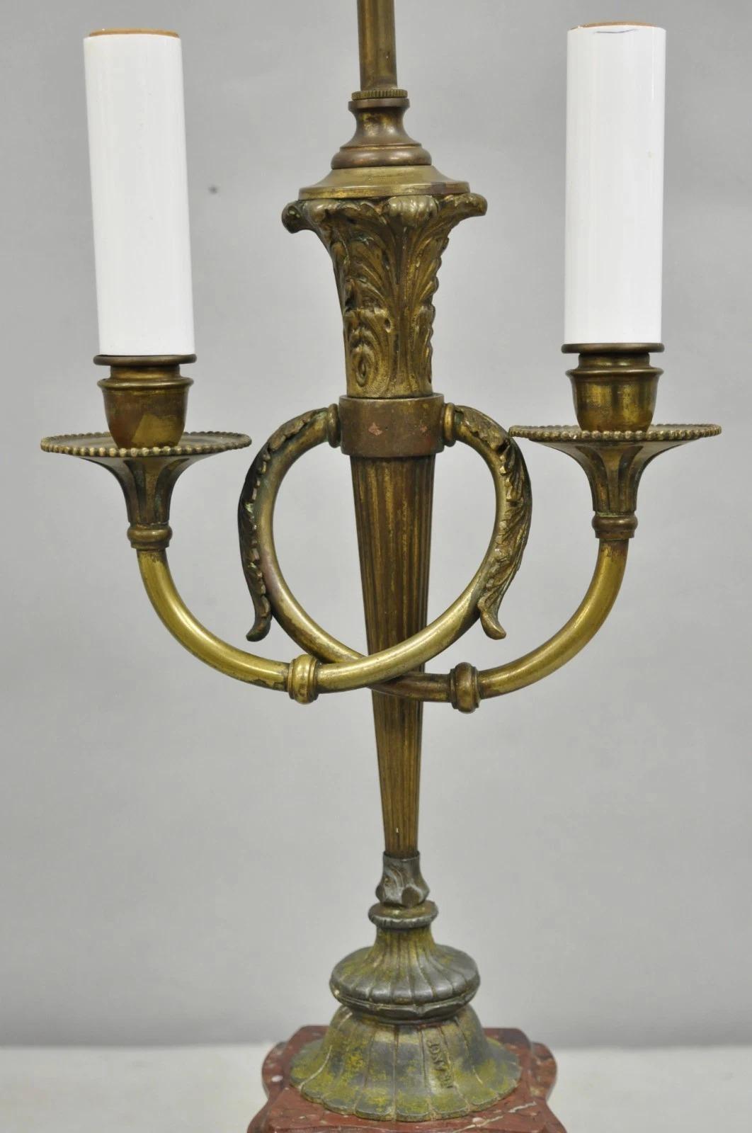 Antique French Neoclassical Bronze Fackel & Trompete Arm Marmor Basis Tischlampe (Unbekannt) im Angebot
