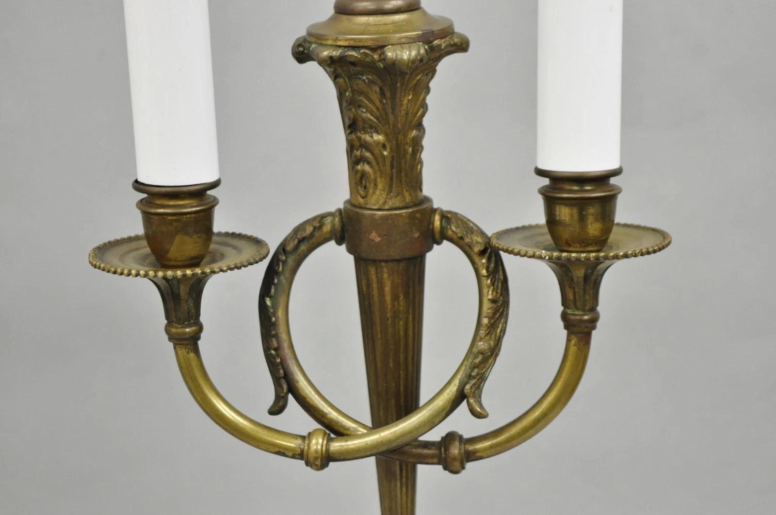 Antique French Neoclassical Bronze Fackel & Trompete Arm Marmor Basis Tischlampe im Zustand „Gut“ im Angebot in Philadelphia, PA
