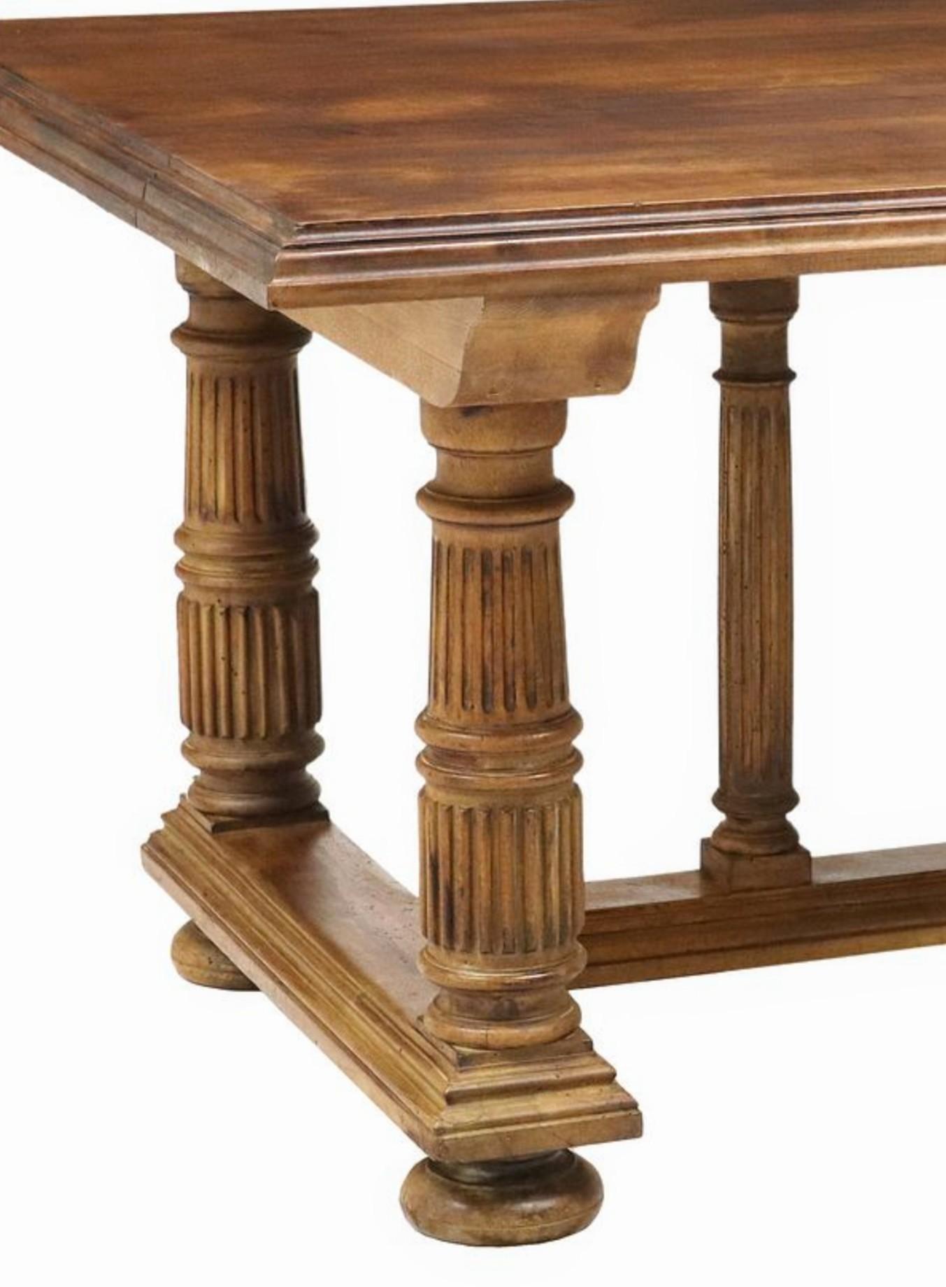 Une impressionnante et authentique table en noyer sculpté de style néoclassique européen. circa 1900

France, fin 19e / début 20e siècle, exécutée dans le goût antique gréco-romain intemporel, construction en noyer massif de haute qualité, la table