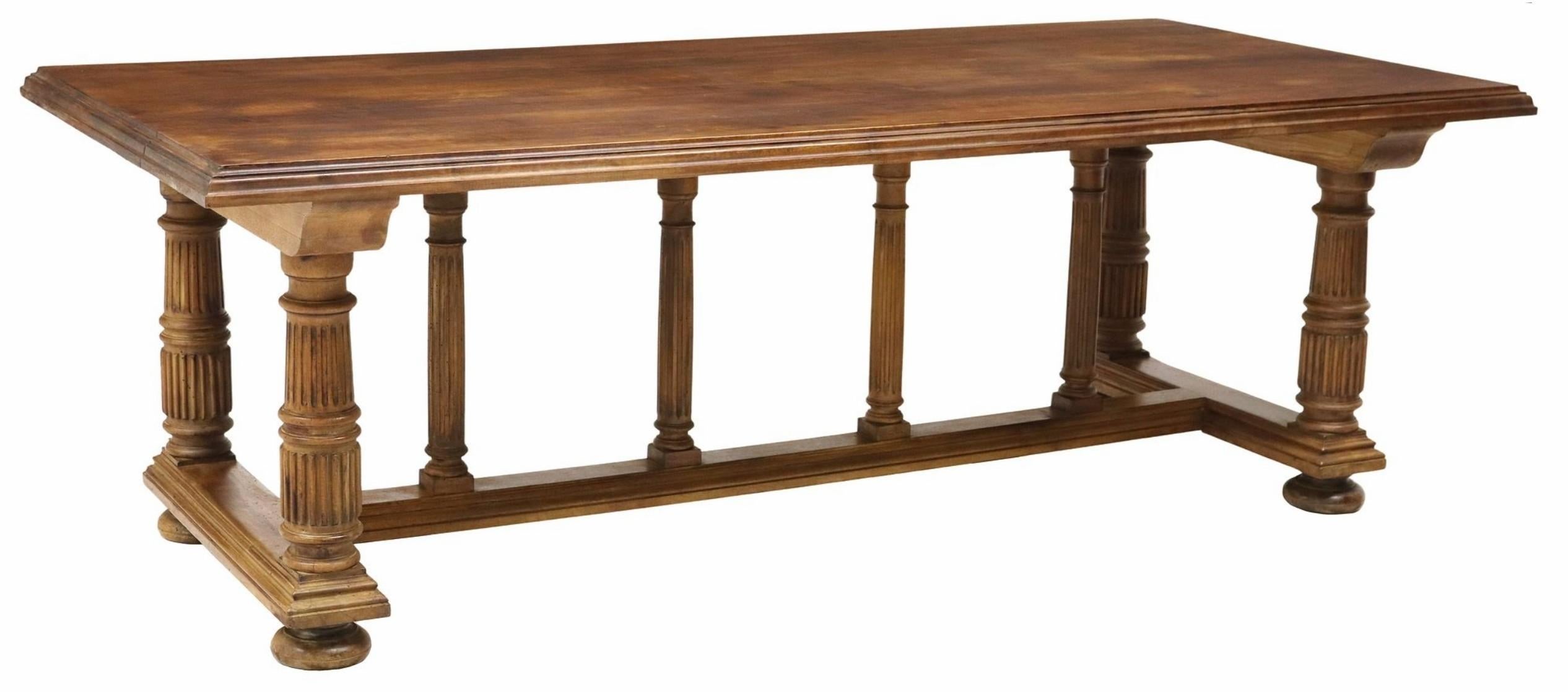 Néo-classique Ancienne table à colonnade en noyer sculpté de style néoclassique français en vente