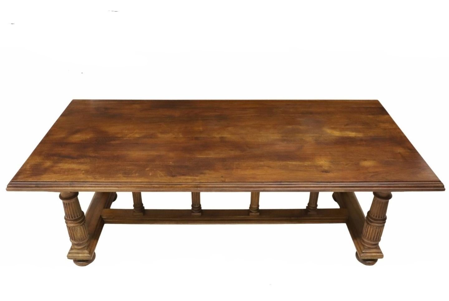 Français Ancienne table à colonnade en noyer sculpté de style néoclassique français en vente