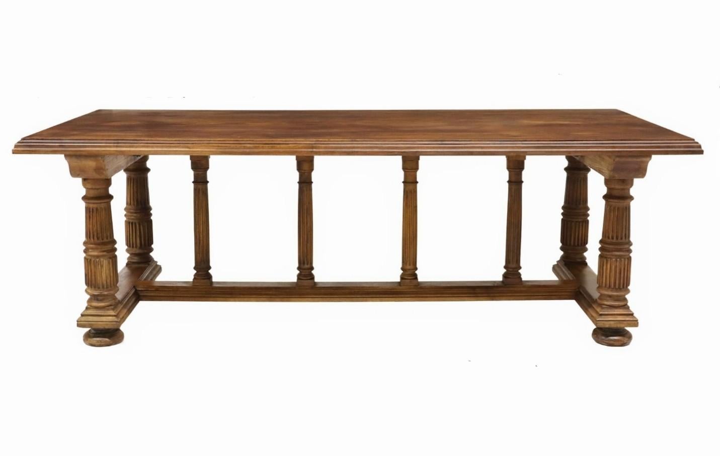 Sculpté Ancienne table à colonnade en noyer sculpté de style néoclassique français en vente