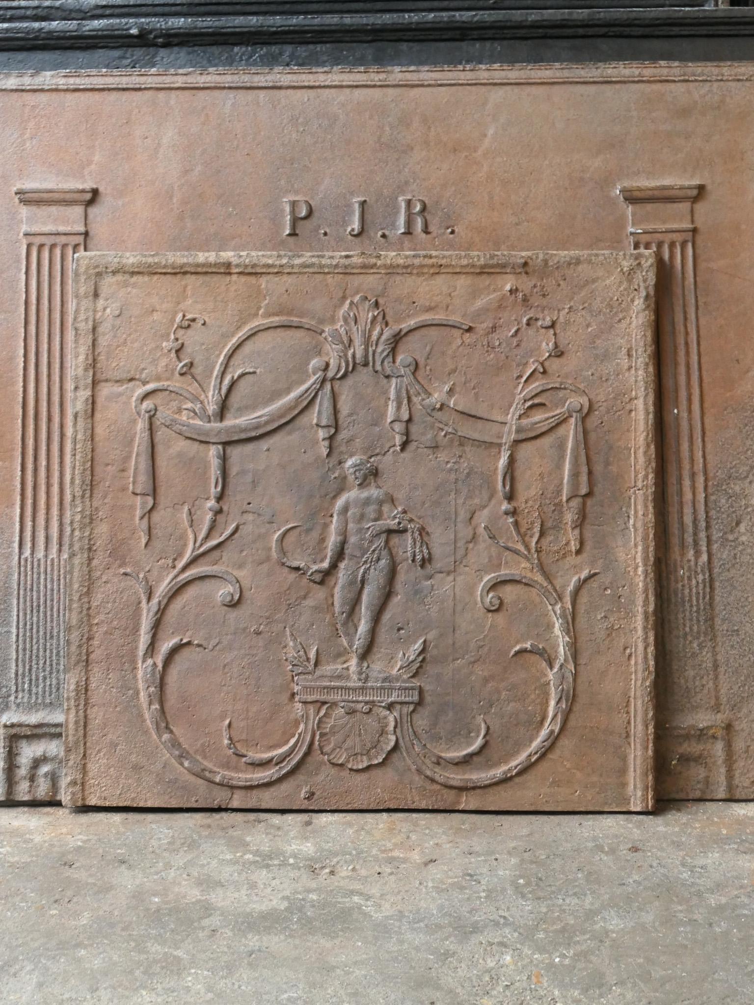Französische neoklassizistische Kaminplatte aus dem 19. Jahrhundert mit der Göttin Ceres. Göttin des Ackerbaus (insbesondere Getreide) und der mütterlichen Liebe.

Die Feuerrückwand hat eine natürliche braune Patina. Auf Anfrage kann er auch in