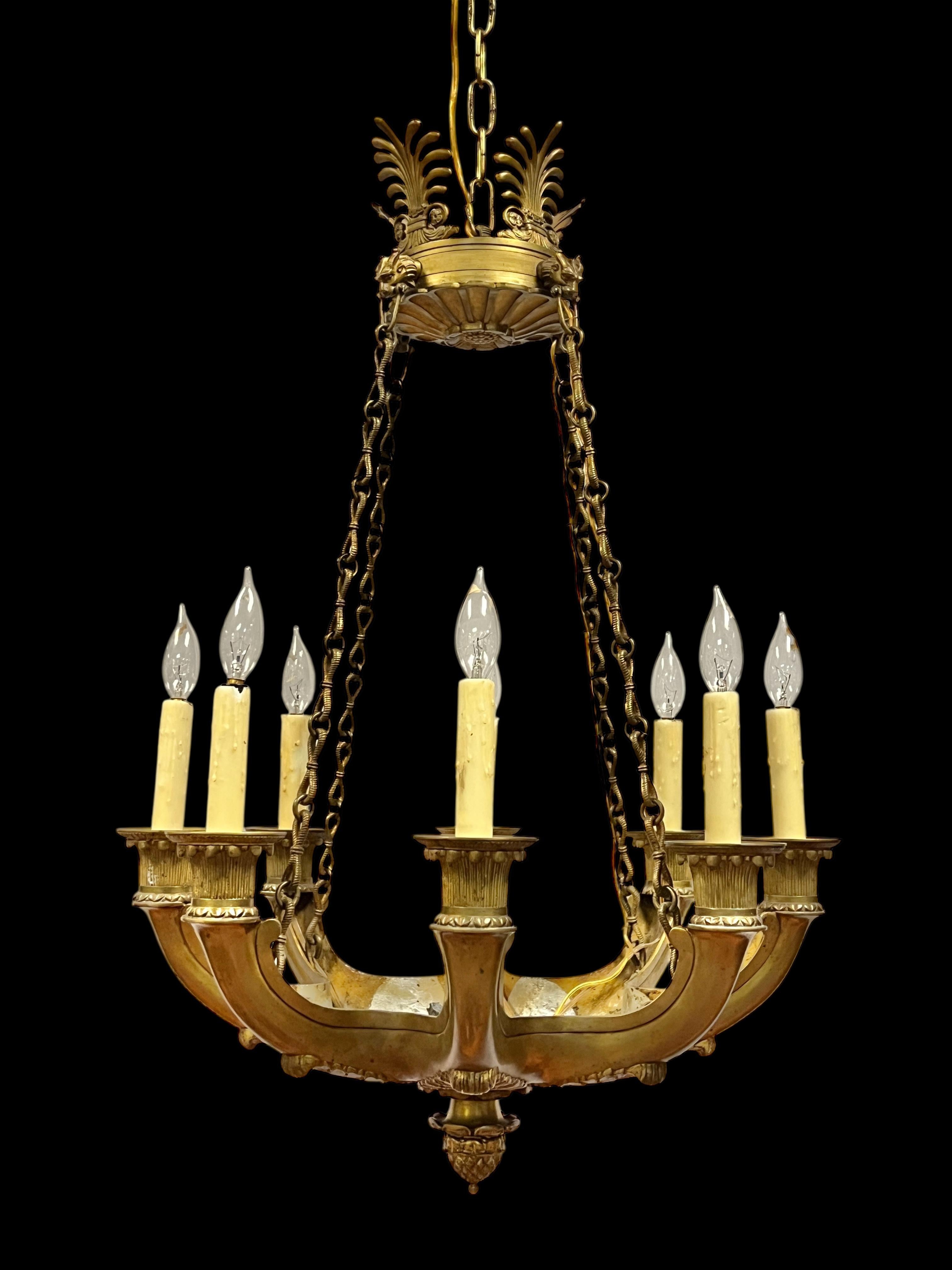 Fein gegossener antiker Kronleuchter aus vergoldeter Bronze im neoklassischen französischen Empire-Stil mit einer Höhe von 31 Zoll und einem Durchmesser von 23 Zoll, mit acht elektrifizierten Kerzen mit Kandelaberfassungen und echten