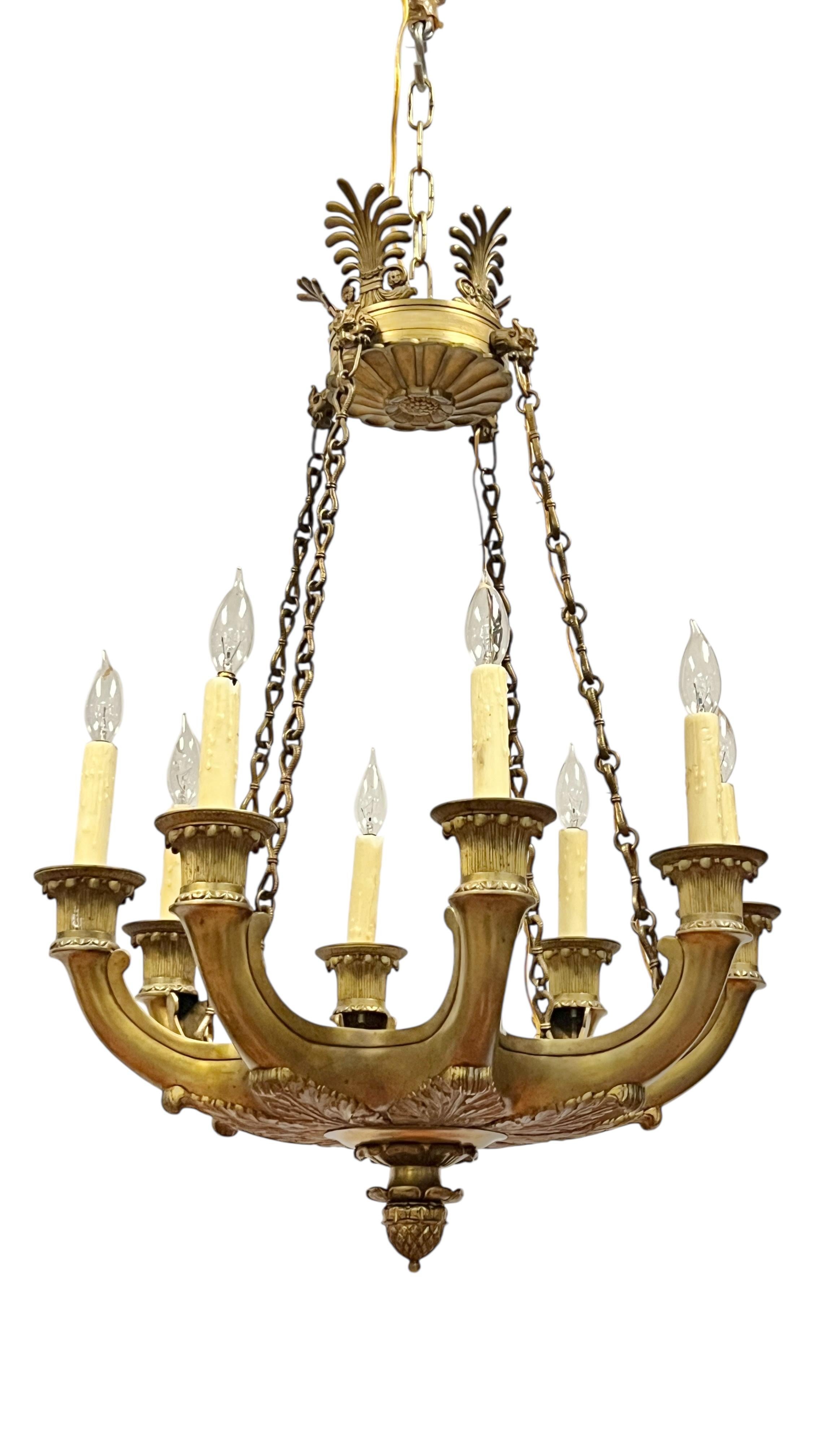 Antique French Neoclassical Empire Style 8-Light Bronze Kronleuchter (Empire Revival) im Angebot