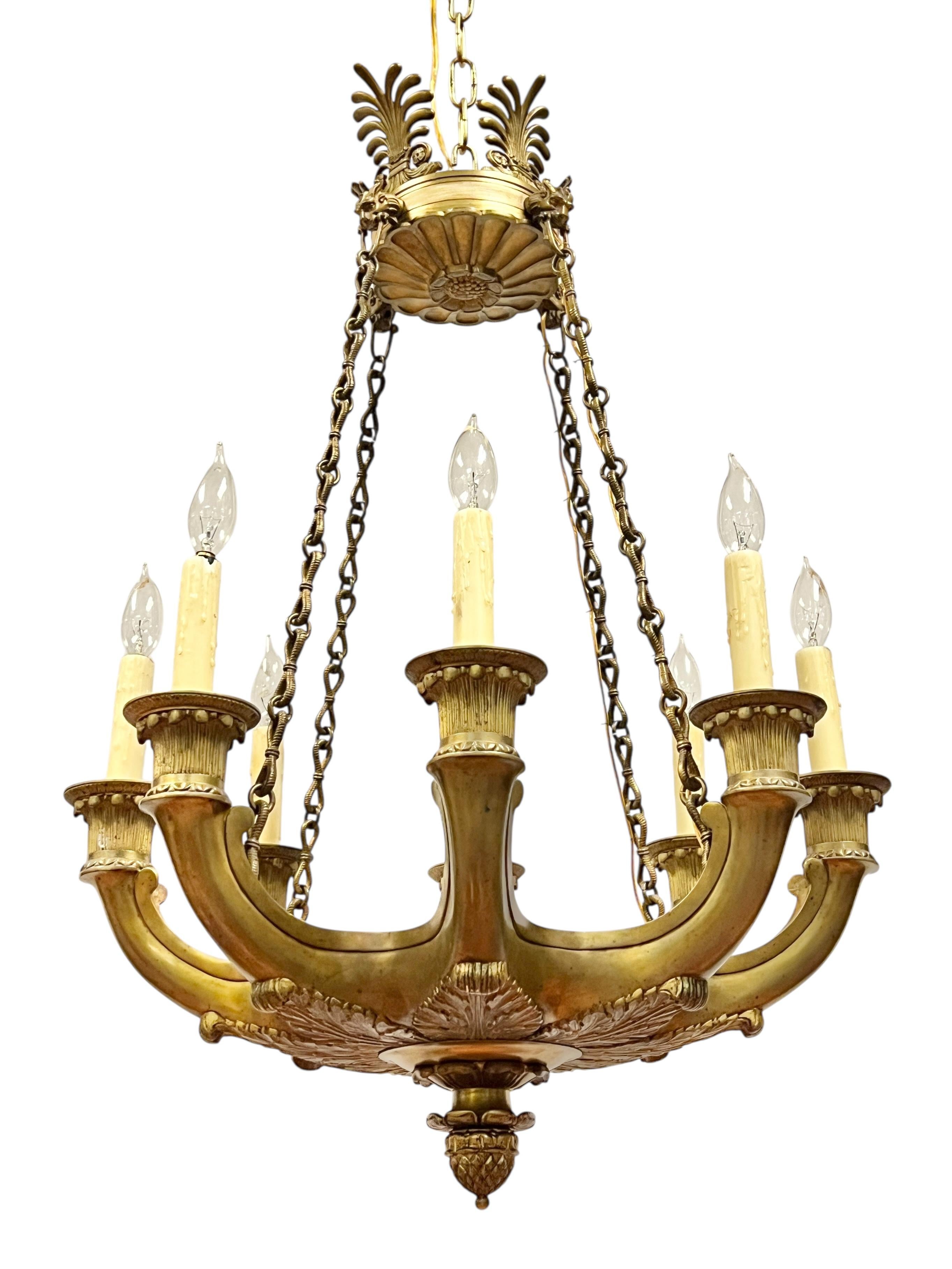 Antique French Neoclassical Empire Style 8-Light Bronze Kronleuchter (Französisch) im Angebot