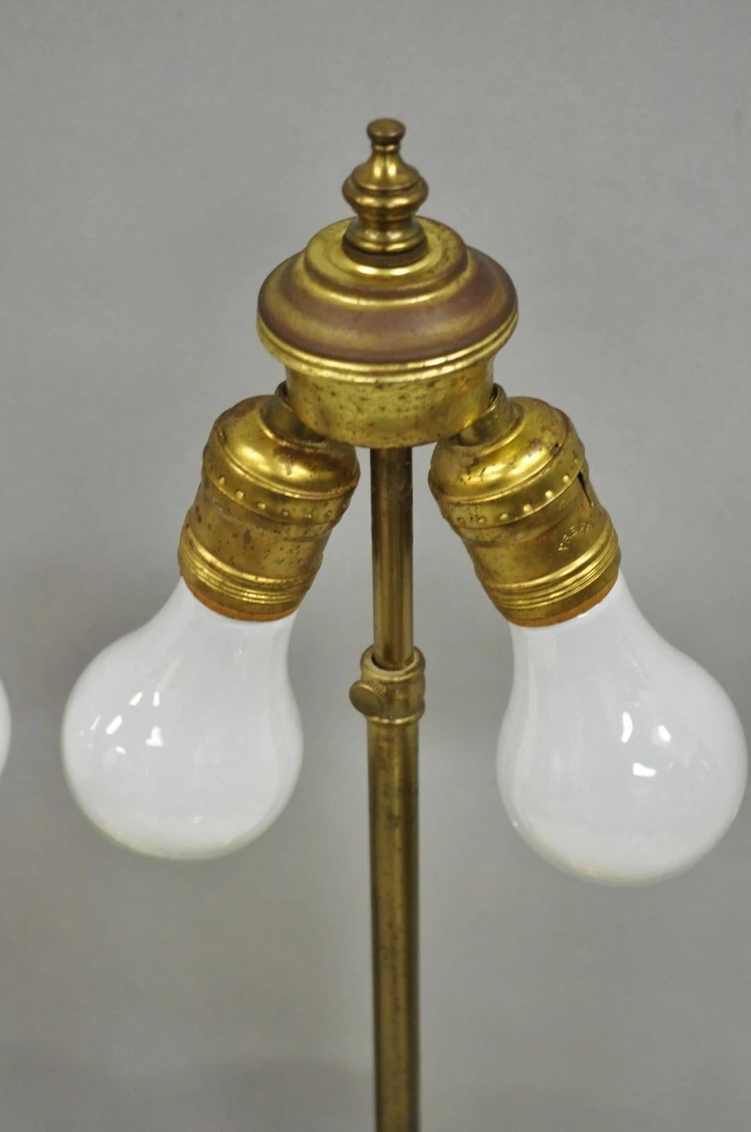 Antique French Neoclassical Figural Brass Repousse Cherub Lion Table Lamp - Pareja en venta 3