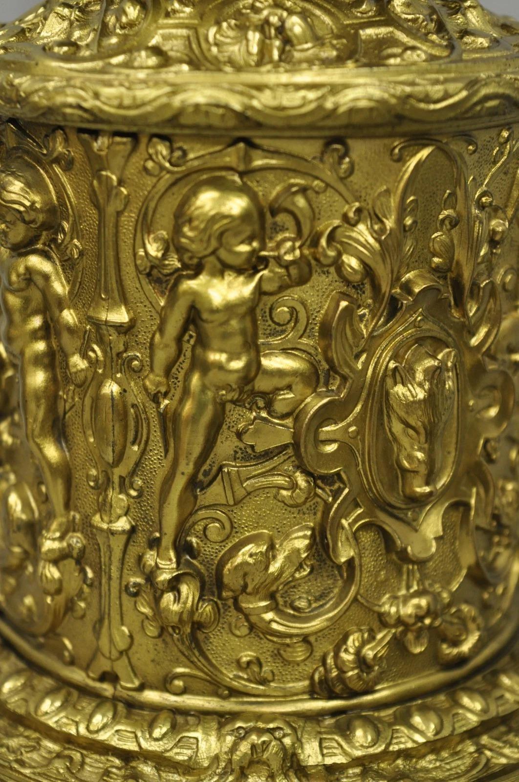 Antique French Neoclassical Figural Brass Repousse Cherub Lion Table Lamp - Pareja en venta 5