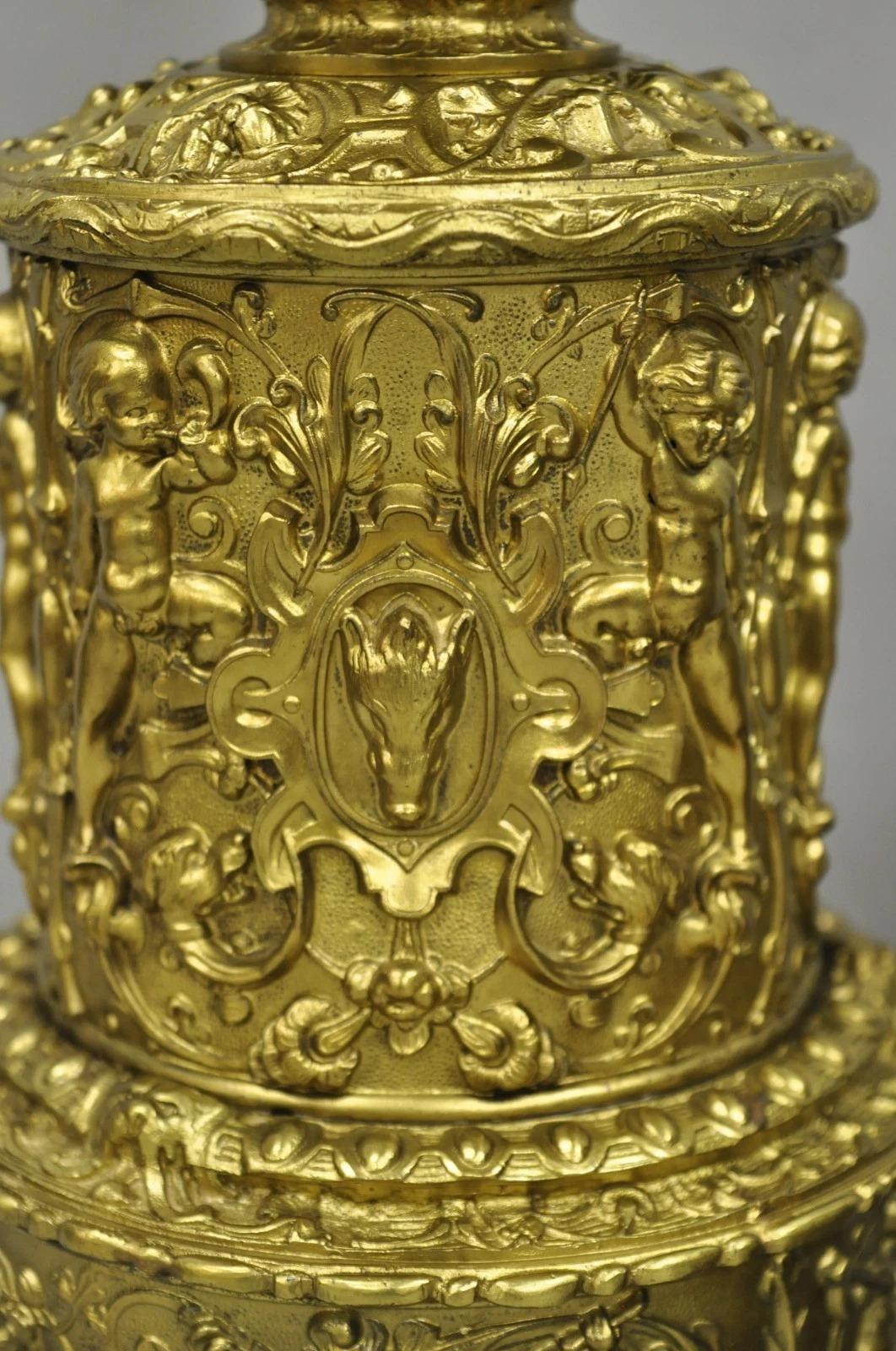 Antique French Neoclassical Figural Brass Repousse Cherub Lion Table Lamp - Pareja en venta 6