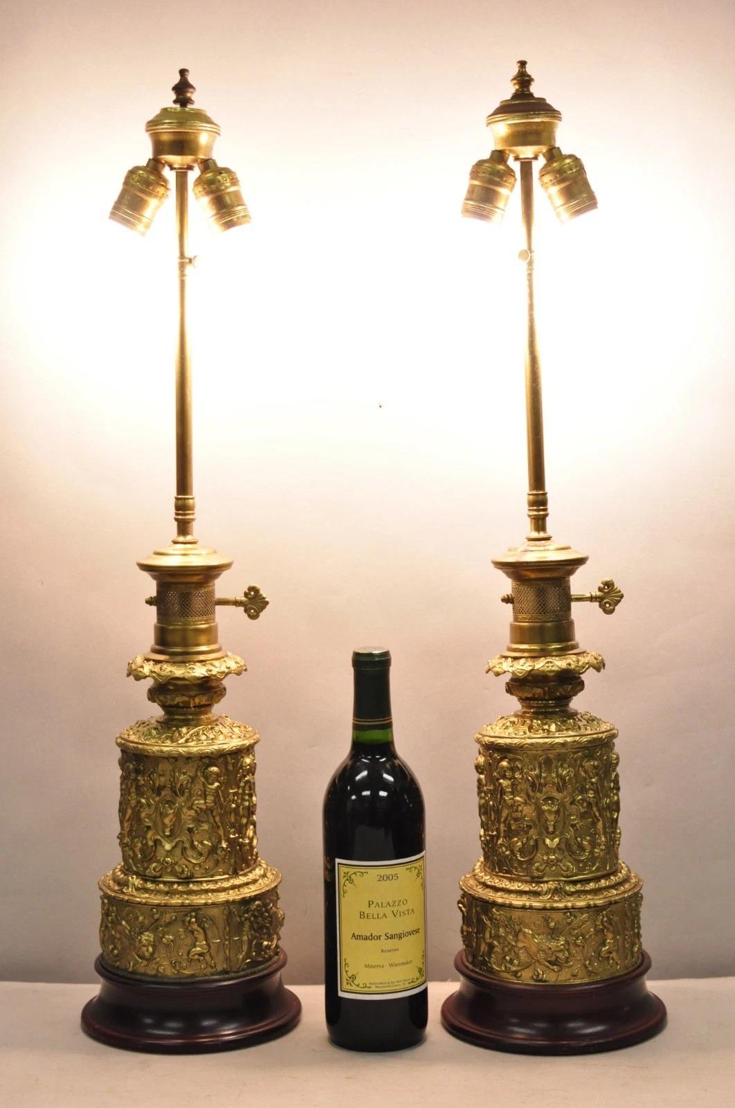 Antique French Neoclassical Figural Brass Repousse Cherub & Lion Table Lamps on Wooden Bases - a Pair. Principios del siglo XX. Medidas: 28,5
