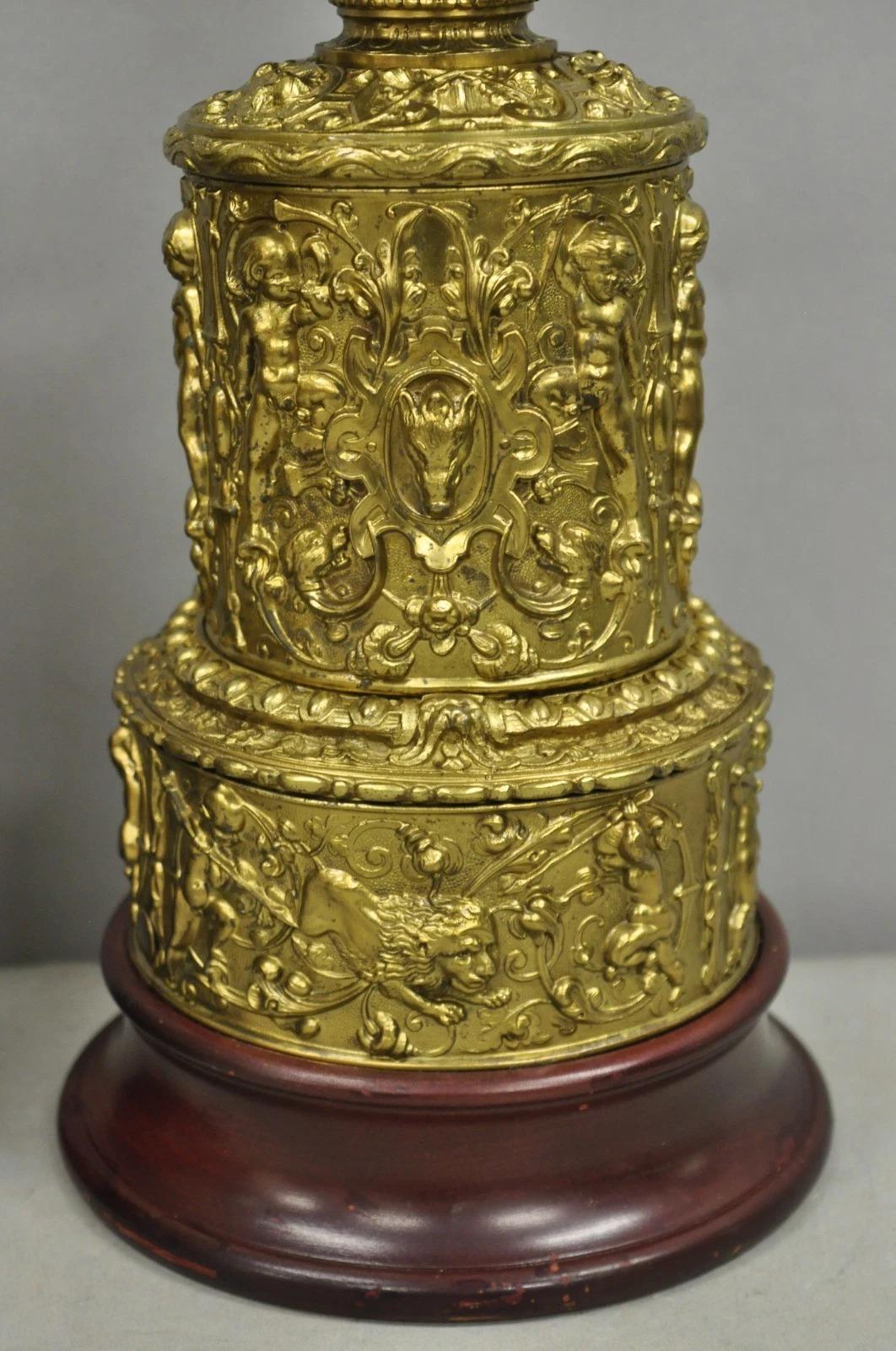 Antique French Neoclassical Figural Brass Repousse Cherub Lion Table Lamp - Pareja Neoclásico en venta