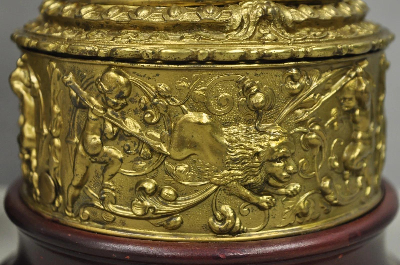 Antique French Neoclassical Figural Brass Repousse Cherub Lion Table Lamp - Pareja Desconocido en venta