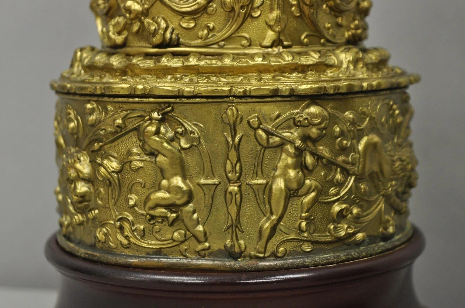 Antique French Neoclassical Figural Brass Repousse Cherub Lion Table Lamp - Pareja en Bueno estado para la venta en Philadelphia, PA