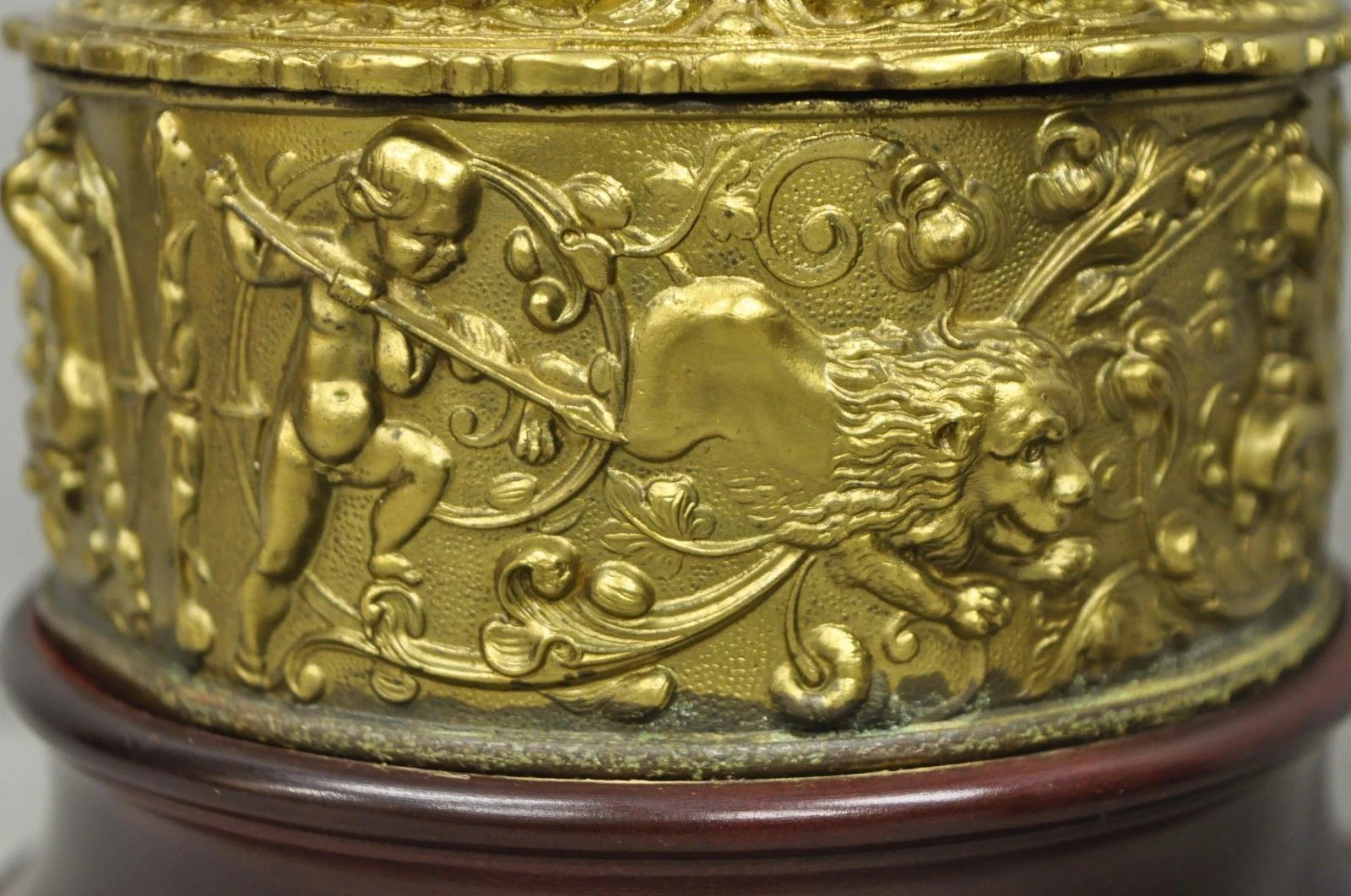 Antique French Neoclassical Figural Brass Repousse Cherub Lion Table Lamp - Pareja siglo XX en venta