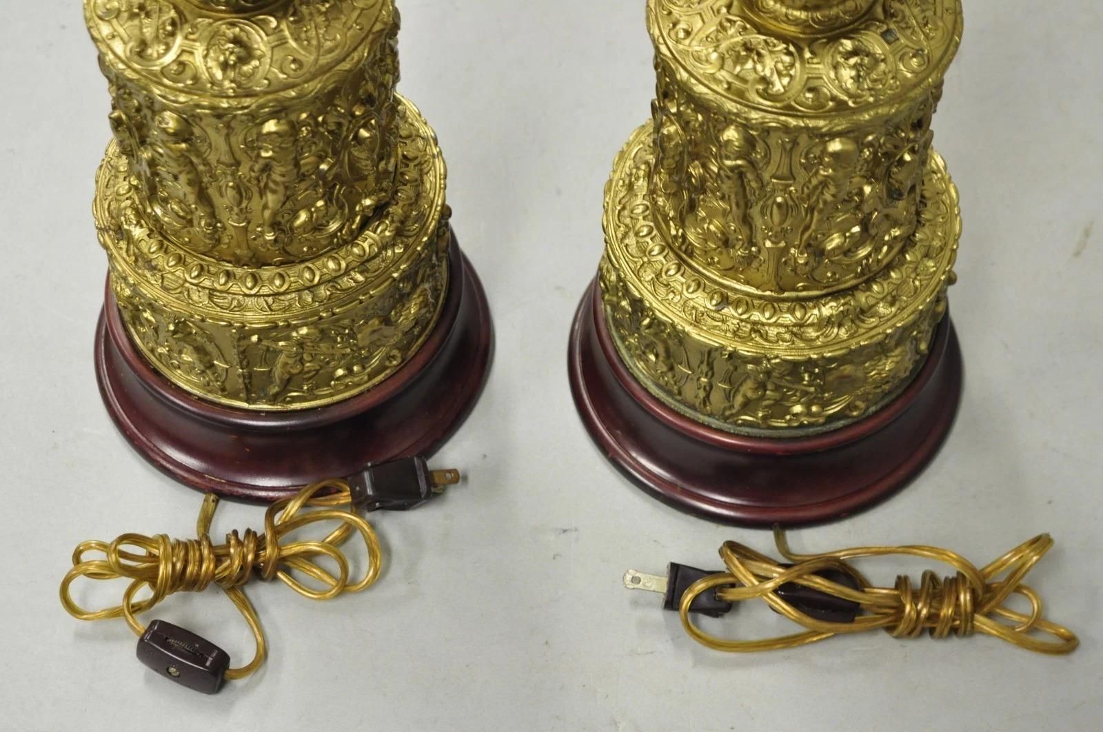 Antique French Neoclassical Figural Brass Repousse Cherub Lion Table Lamp - Pareja en venta 1