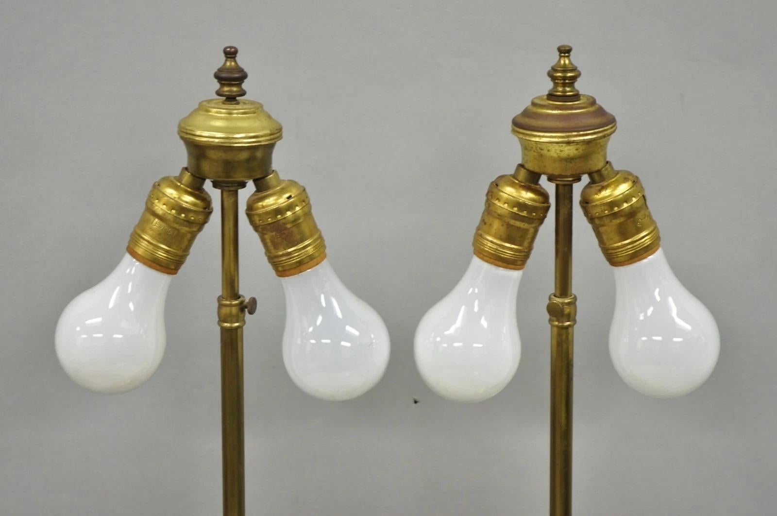 Antique French Neoclassical Figural Brass Repousse Cherub Lion Table Lamp - Pareja en venta 2