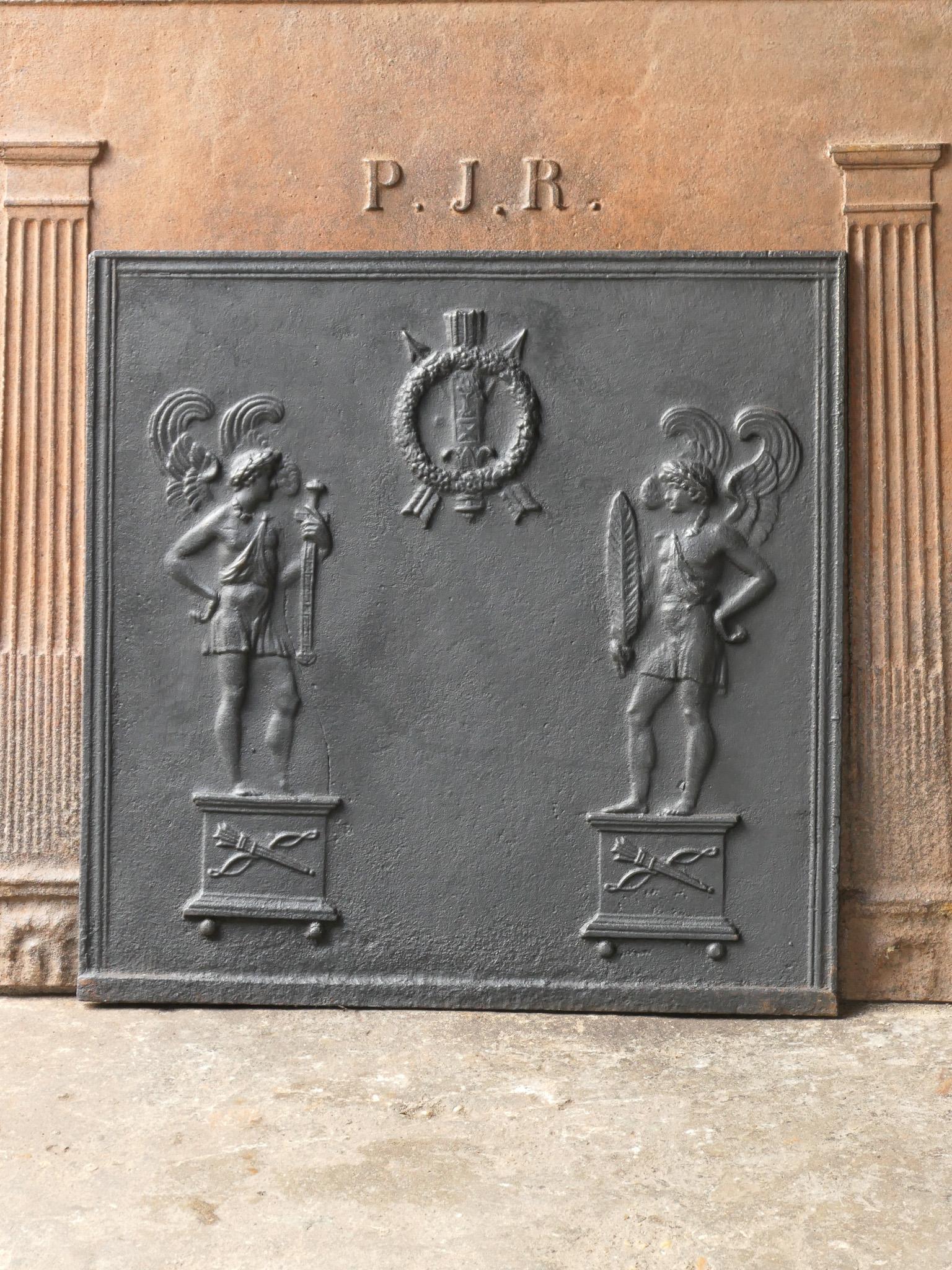 Plaque de cheminée d'époque néoclassique française du 18e - 19e siècle.

La plaque de cheminée est en fonte et a une patine noire/étain. L'état est bon, pas de fissures.







