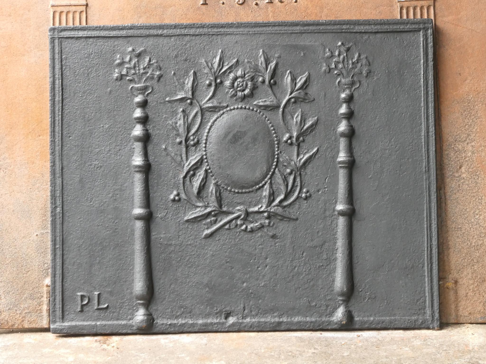 Antike französische neoklassizistische Kaminrückwand, 18. - 19. im Zustand „Gut“ in Amerongen, NL
