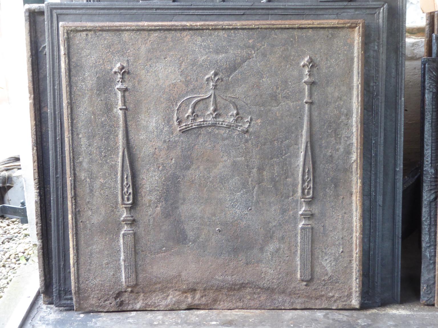19th century French neoclassical fireback. 

The fireback is made of cast iron and has a natural brown patina. Upon request it can be made black / pewter. It is in a good condition and does not have cracks.

This product weighs more than 65 kg / 143