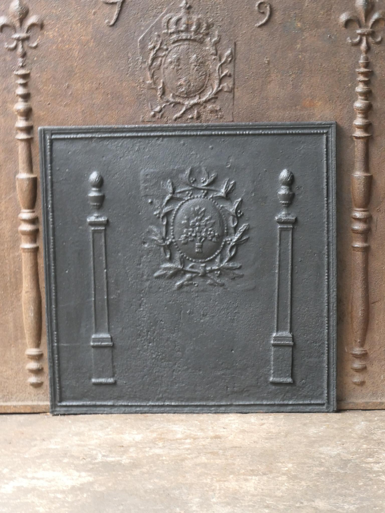 Belle plaque de cheminée néoclassique française du 18e/19e siècle avec des décorations florales et deux piliers. Les piliers font référence à la massue d'Hercule et représentent la force et l'inconnu. Vers la fin du XVIIIe siècle et le début du